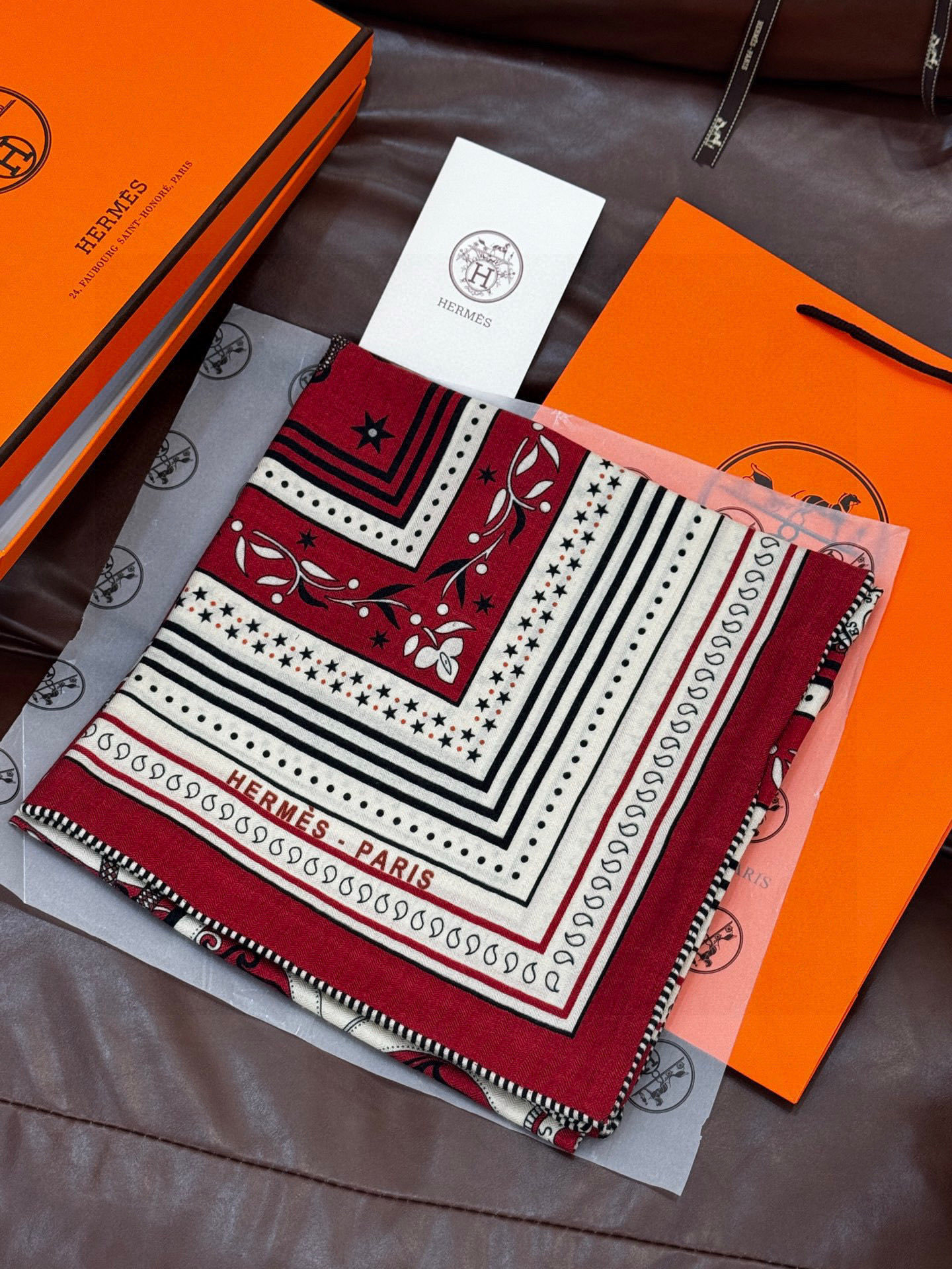 上新💕。丝绒方巾 【爱马仕2025春夏 亚马逊的庆典 Bandana,佩斯利花纹,生机勃勃的图案】(双面