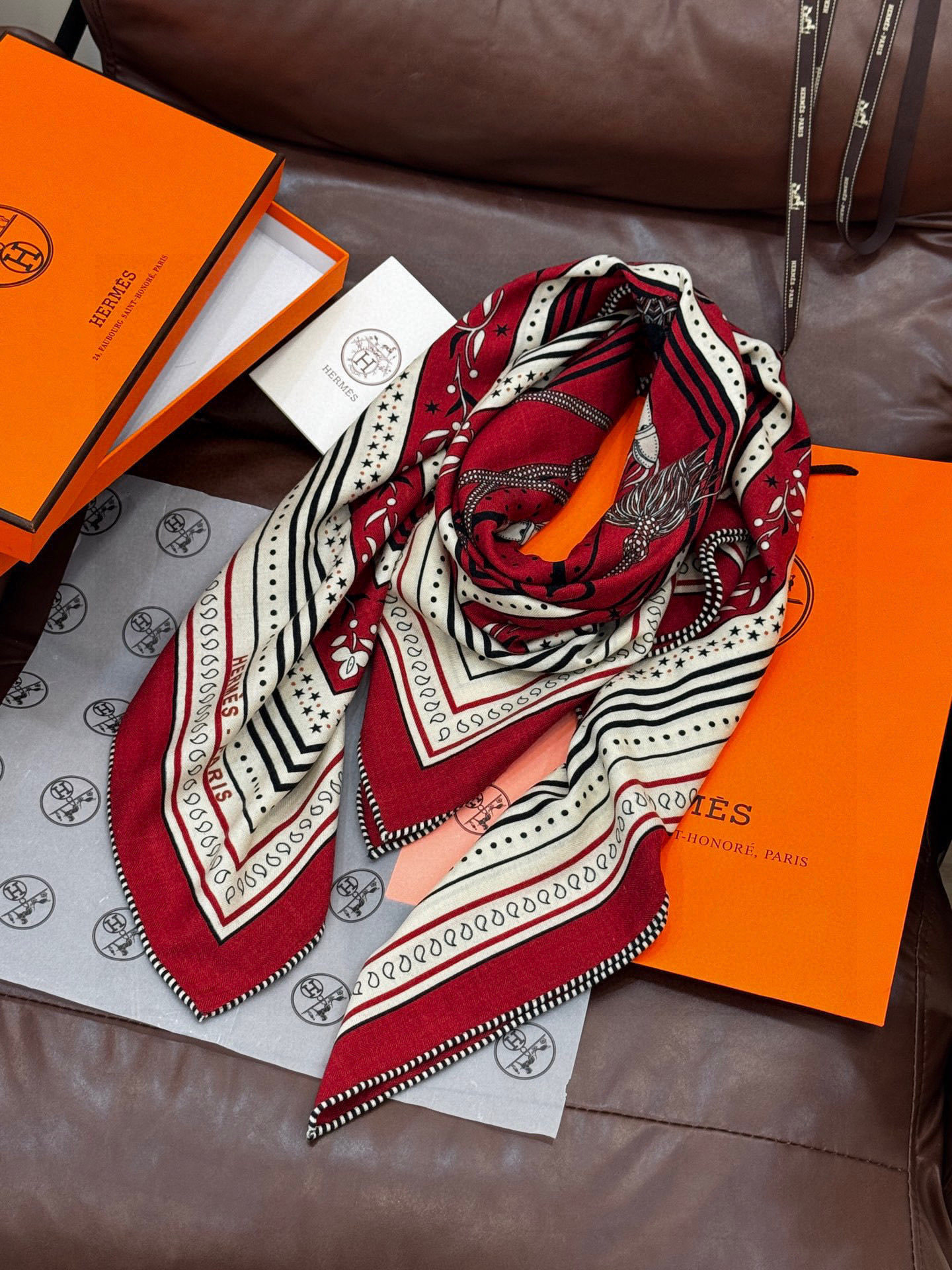 上新💕。丝绒方巾 【爱马仕2025春夏 亚马逊的庆典 Bandana,佩斯利花纹,生机勃勃的图案】(双面