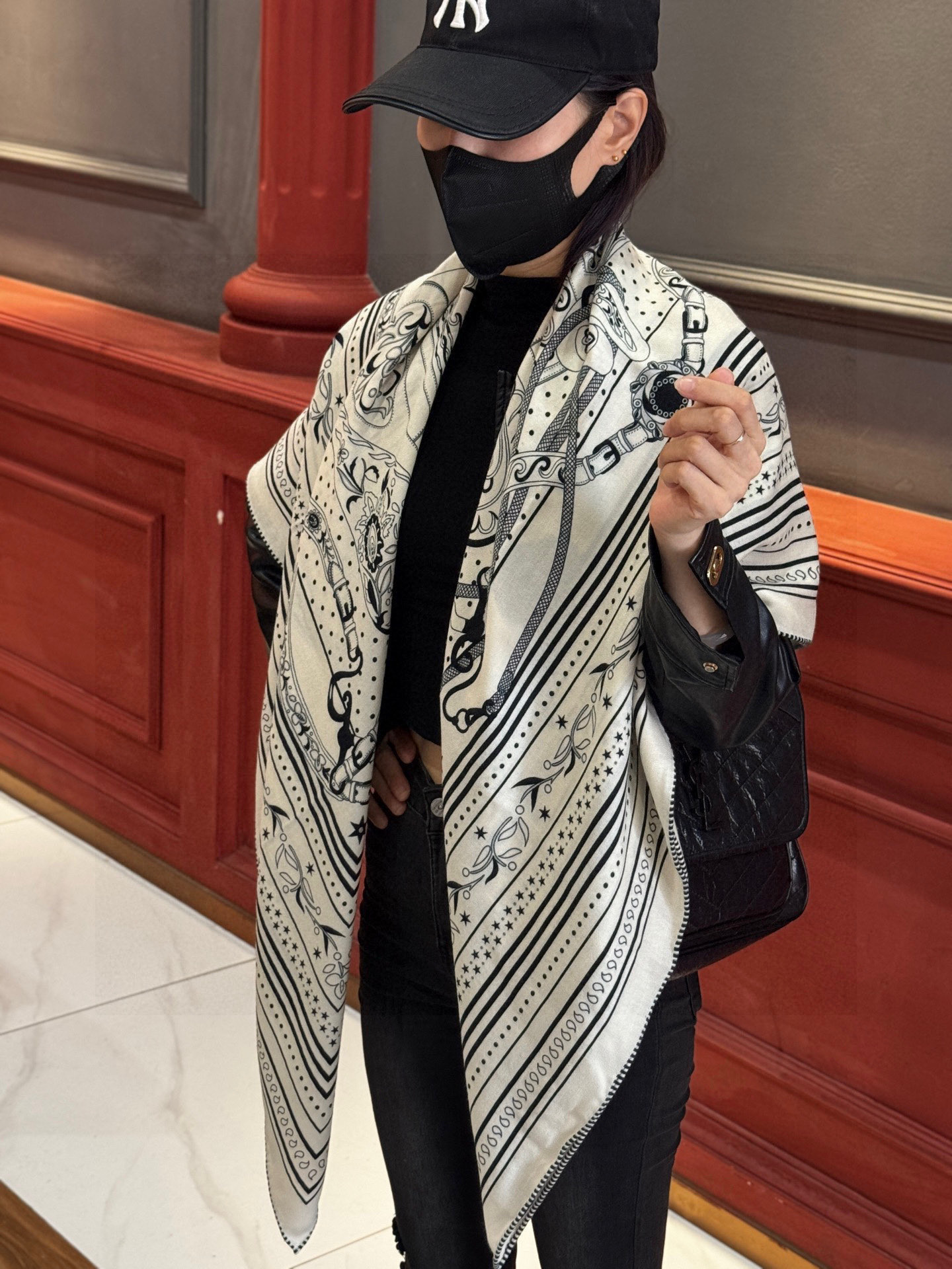 上新💕。丝绒方巾 【爱马仕2025春夏 亚马逊的庆典 Bandana，佩斯利花纹，生机勃勃的图案】（双面