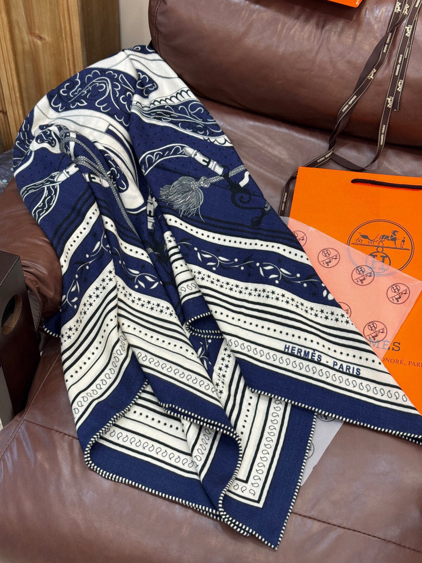 上新💕。丝绒方巾 【爱马仕2025春夏 亚马逊的庆典 Bandana,佩斯利花纹,生机勃勃的图案】(双面