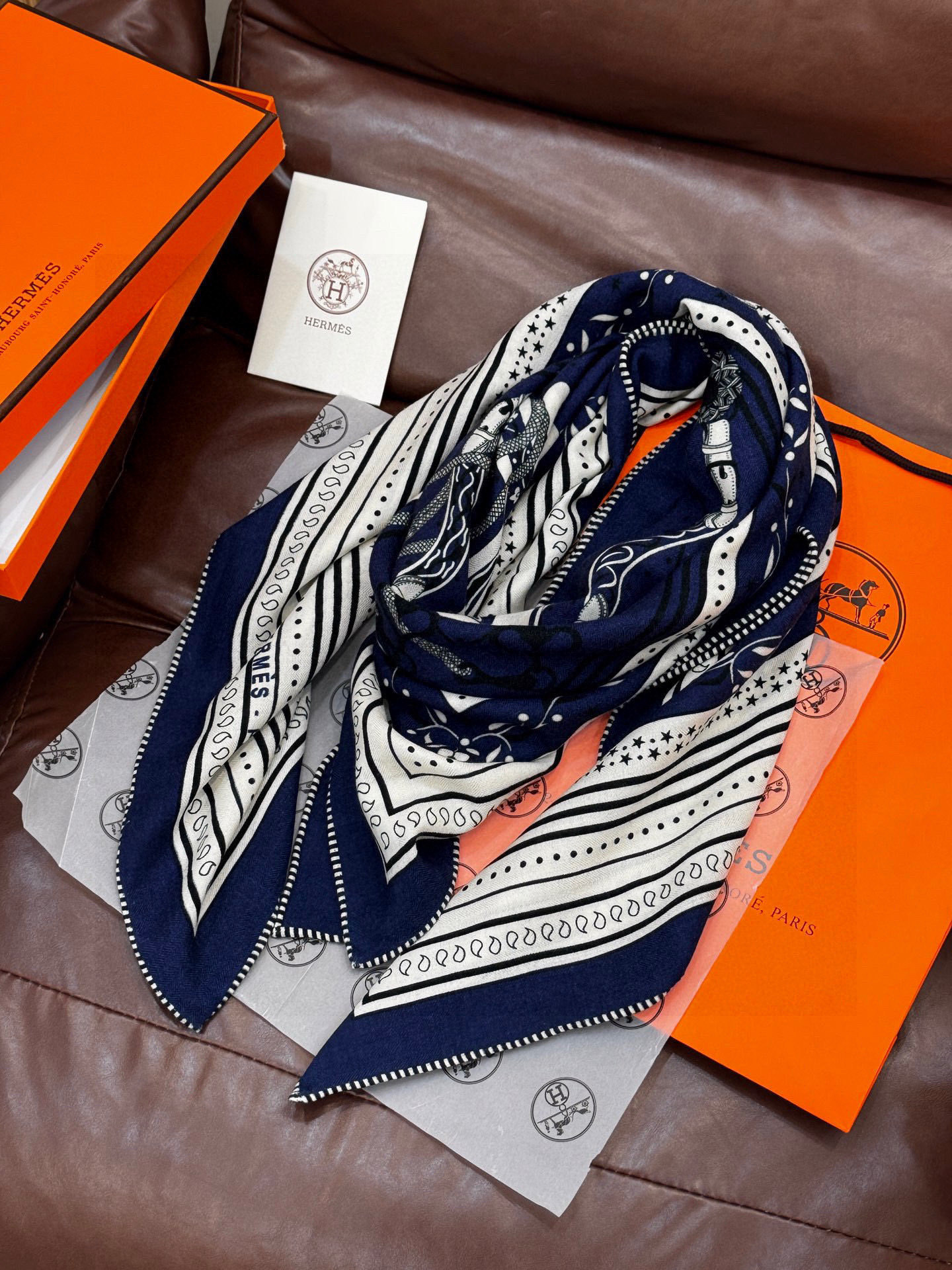 上新💕。丝绒方巾 【爱马仕2025春夏 亚马逊的庆典 Bandana,佩斯利花纹,生机勃勃的图案】(双面