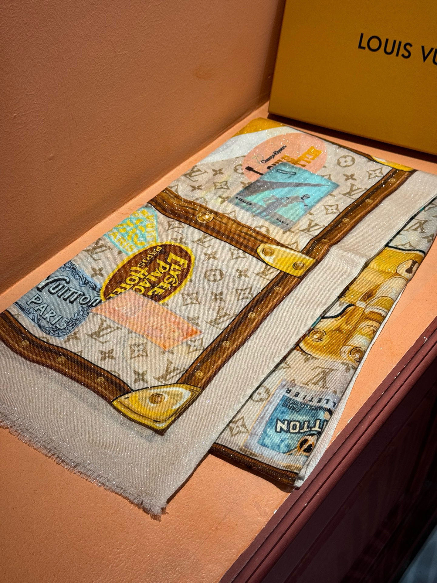 会发光发亮的围巾真心赞‼️驴家【L链条箱包花纹银丝长巾】银丝印花羊绒长巾，2023新款方巾来撷Noufi