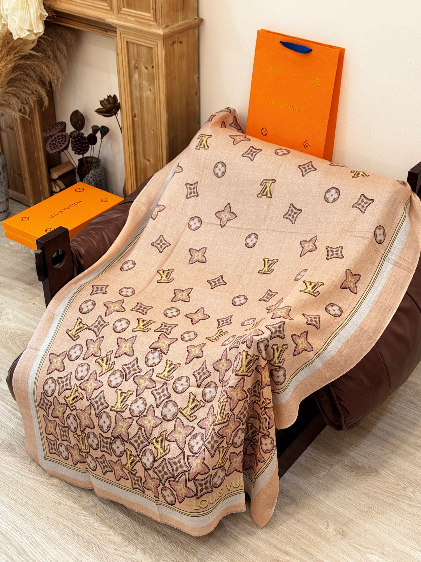 会发光发亮的围巾and Away 系列，致意路易威登的旅行传承。描绘 Monogram 载着路易威登手袋