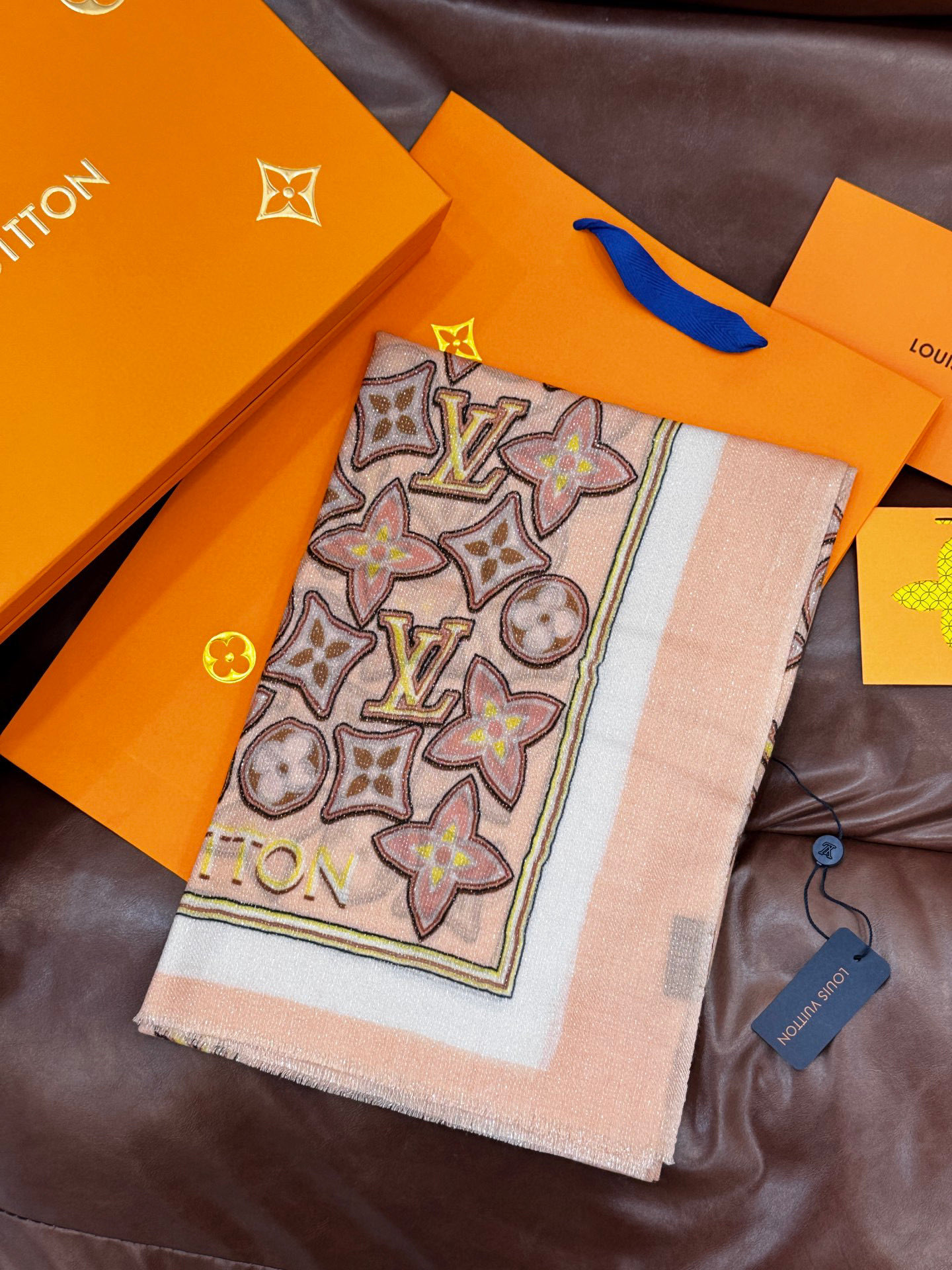 会发光发亮的围巾and Away 系列，致意路易威登的旅行传承。描绘 Monogram 载着路易威登手袋