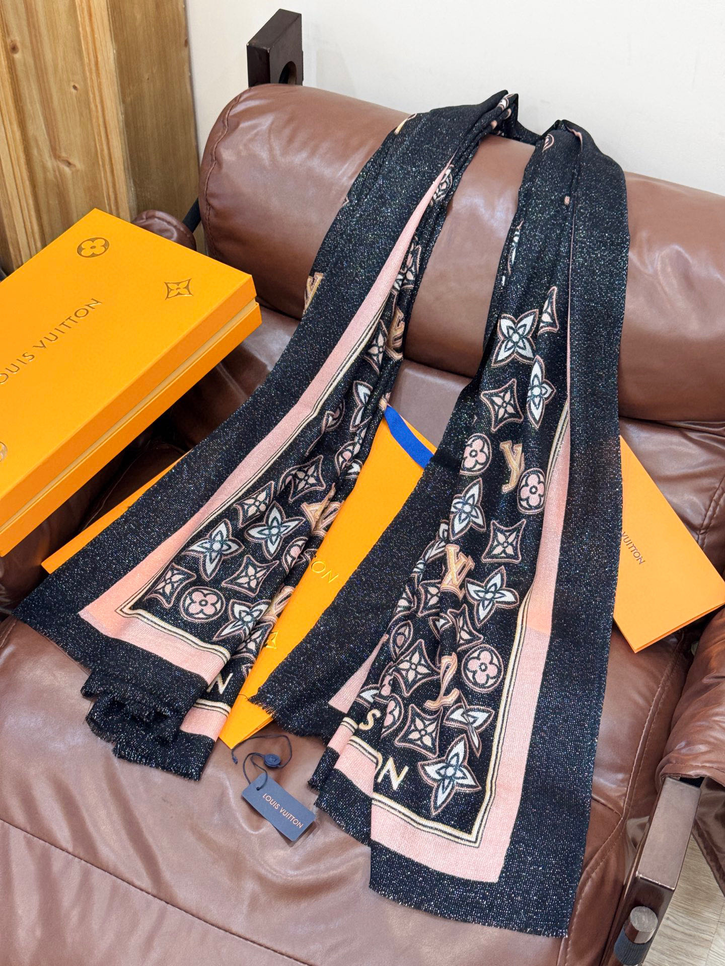 会发光发亮的围巾and Away 系列，致意路易威登的旅行传承。描绘 Monogram 载着路易威登手袋