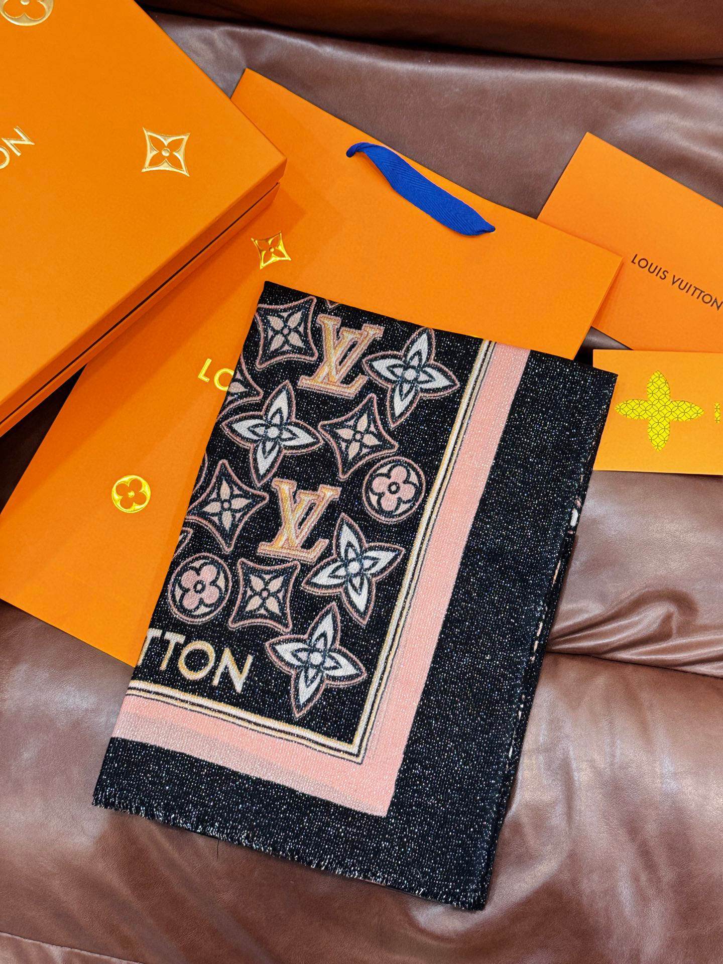 会发光发亮的围巾and Away 系列，致意路易威登的旅行传承。描绘 Monogram 载着路易威登手袋