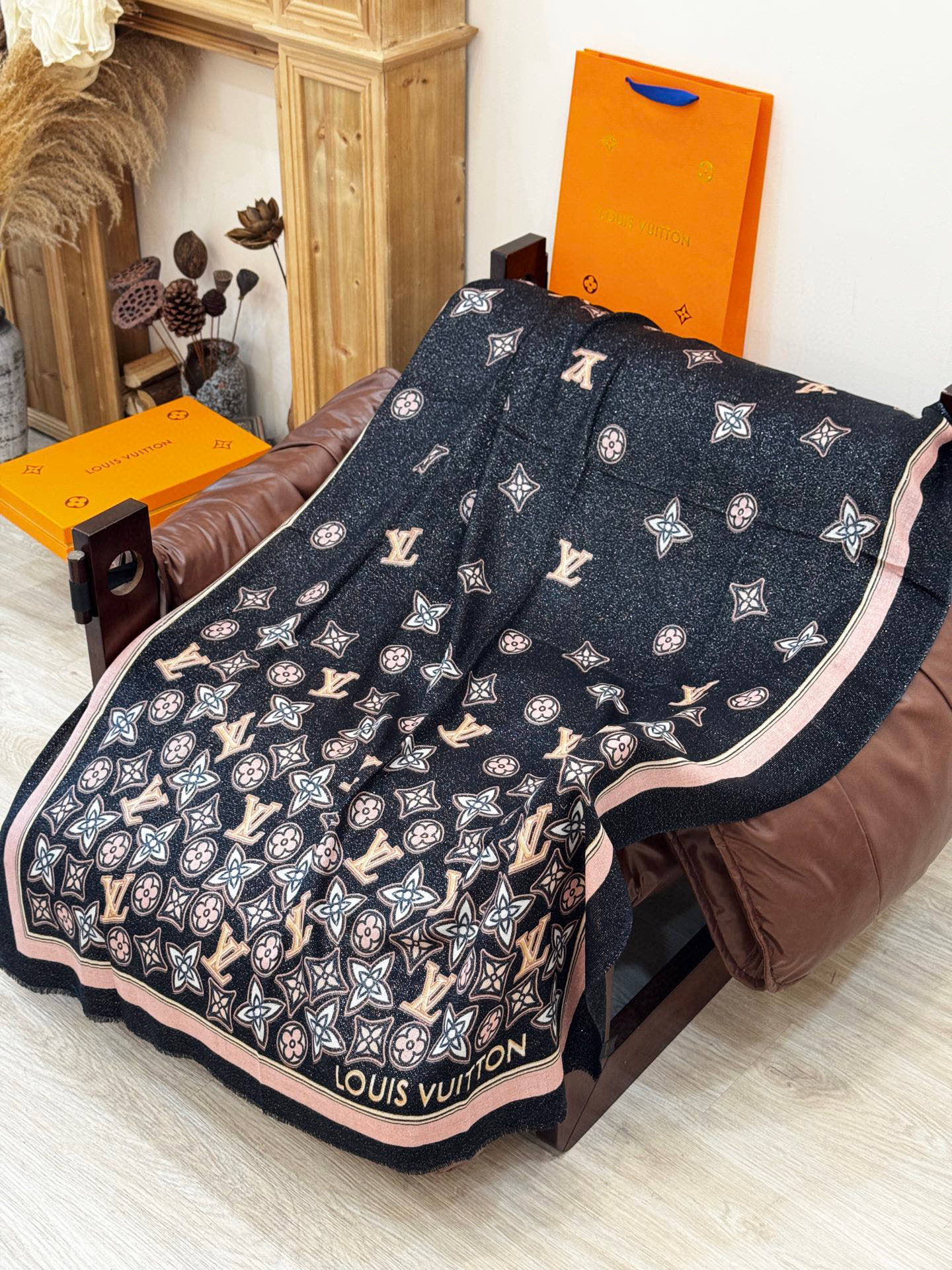 会发光发亮的围巾and Away 系列，致意路易威登的旅行传承。描绘 Monogram 载着路易威登手袋