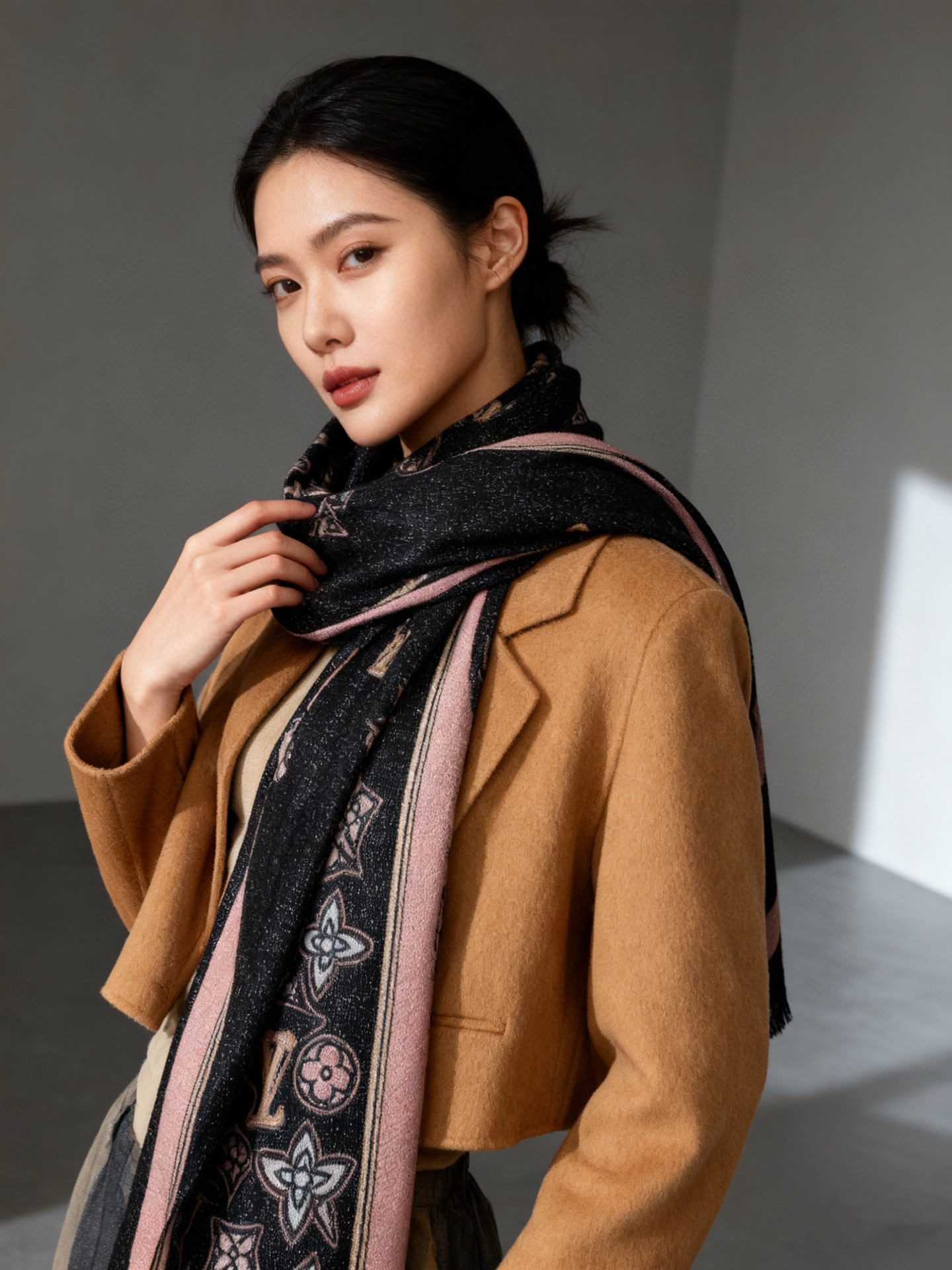 会发光发亮的围巾and Away 系列，致意路易威登的旅行传承。描绘 Monogram 载着路易威登手袋