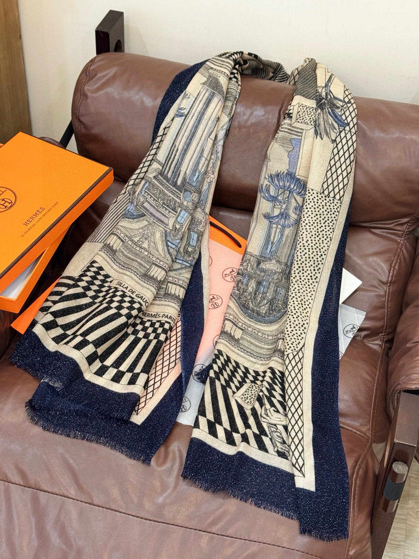 会发光发亮的围巾 爱马仕 专柜同步 买了都说好看羊绒印花‼️推荐💕顶级工艺超值‼️爱马仕专柜爆款🎁🎁羊绒