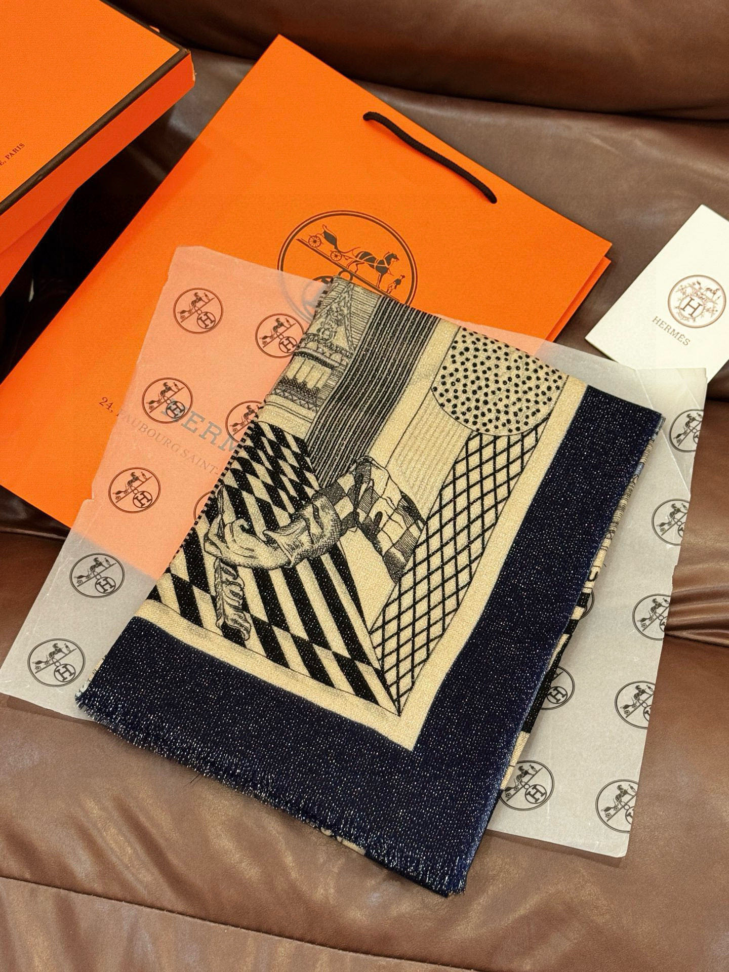 会发光发亮的围巾 爱马仕 专柜同步 买了都说好看羊绒印花‼️推荐💕顶级工艺超值‼️爱马仕专柜爆款🎁🎁羊绒