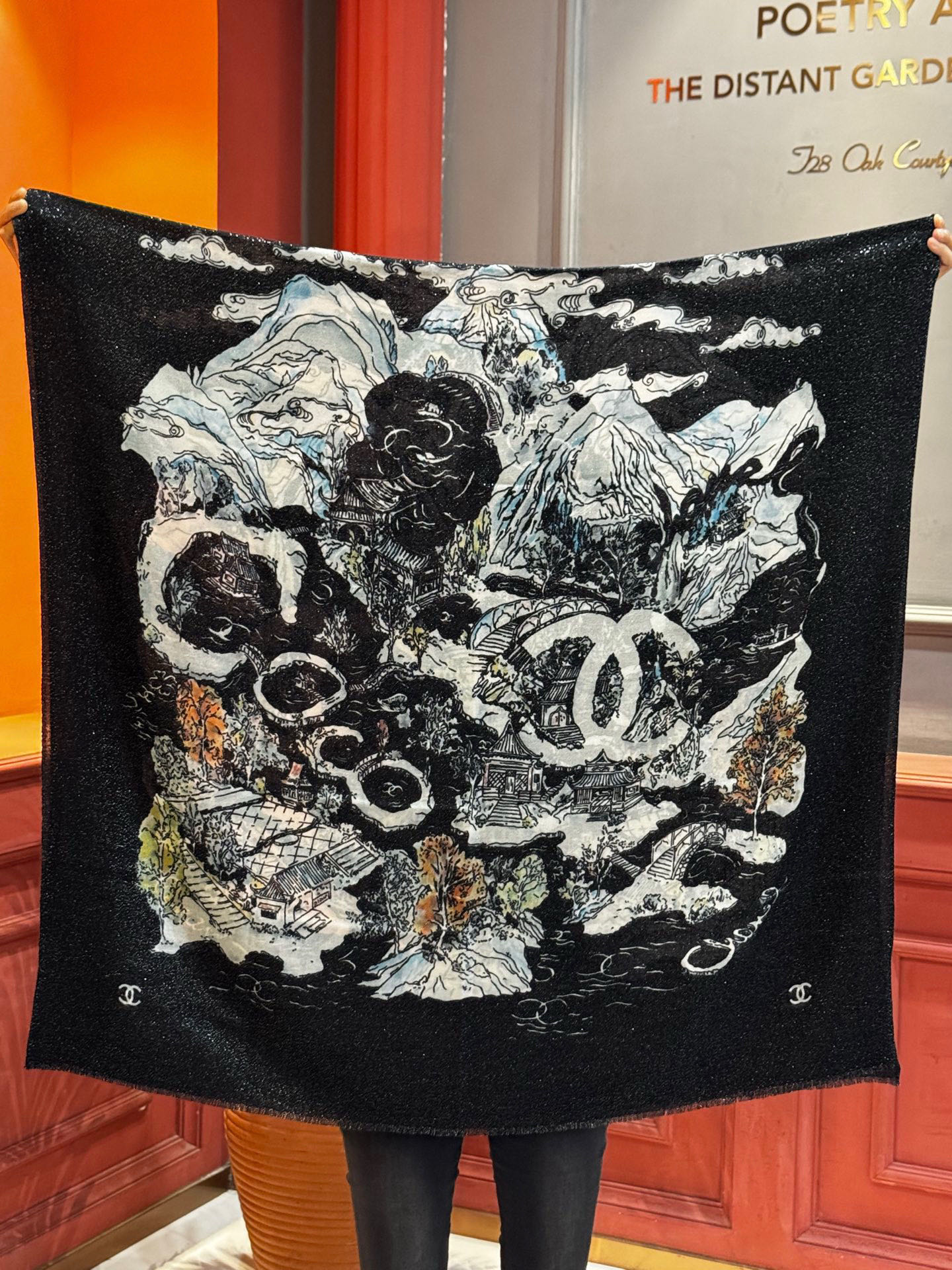 会发光发亮的围巾 2025秋冬高级成衣系列～Chanel 此系列谱写一曲自由轻灵的赞歌本系列作品创新演绎