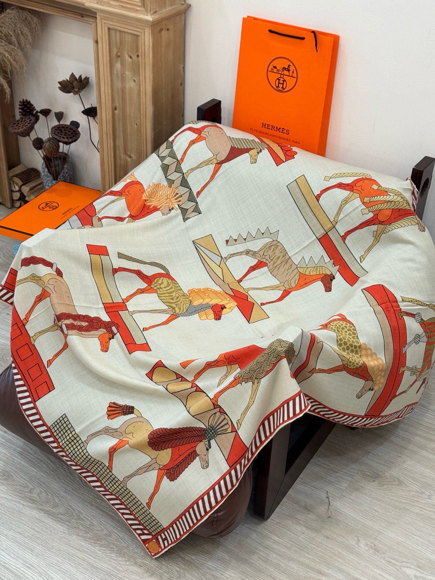 “全速前进”140双面丝毛披肩手工卷边丝毛方巾(30%桑蚕丝70%羊毛)这款经典单品展现强大而迷人的女性