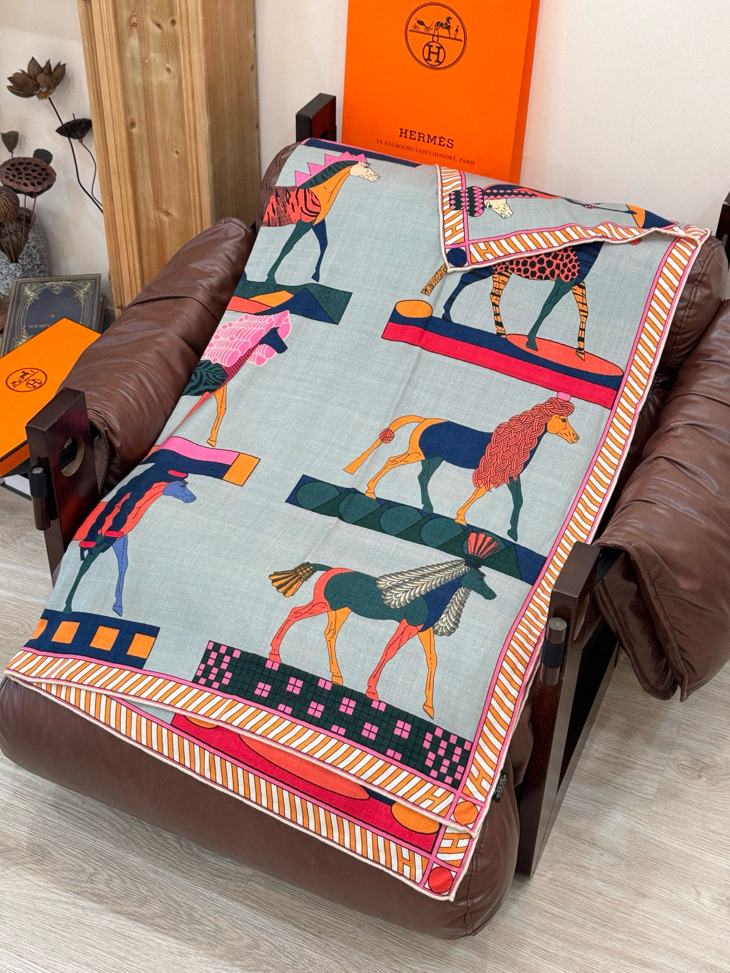 “全速前进”140双面丝毛披肩手工卷边丝毛方巾（30%桑蚕丝70%羊毛）这款经典单品展现强大而迷人的女性