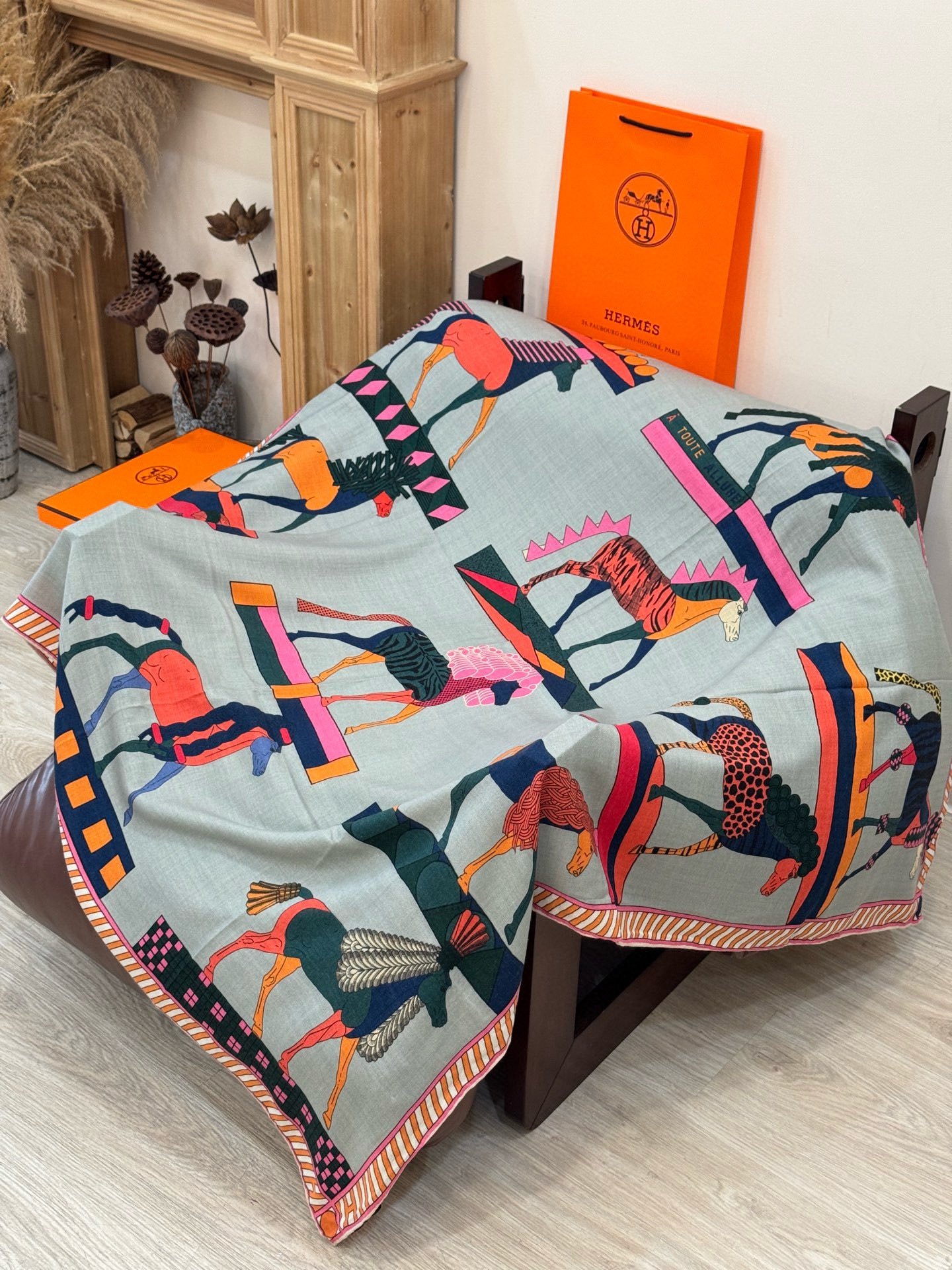 “全速前进”140双面丝毛披肩手工卷边丝毛方巾（30%桑蚕丝70%羊毛）这款经典单品展现强大而迷人的女性