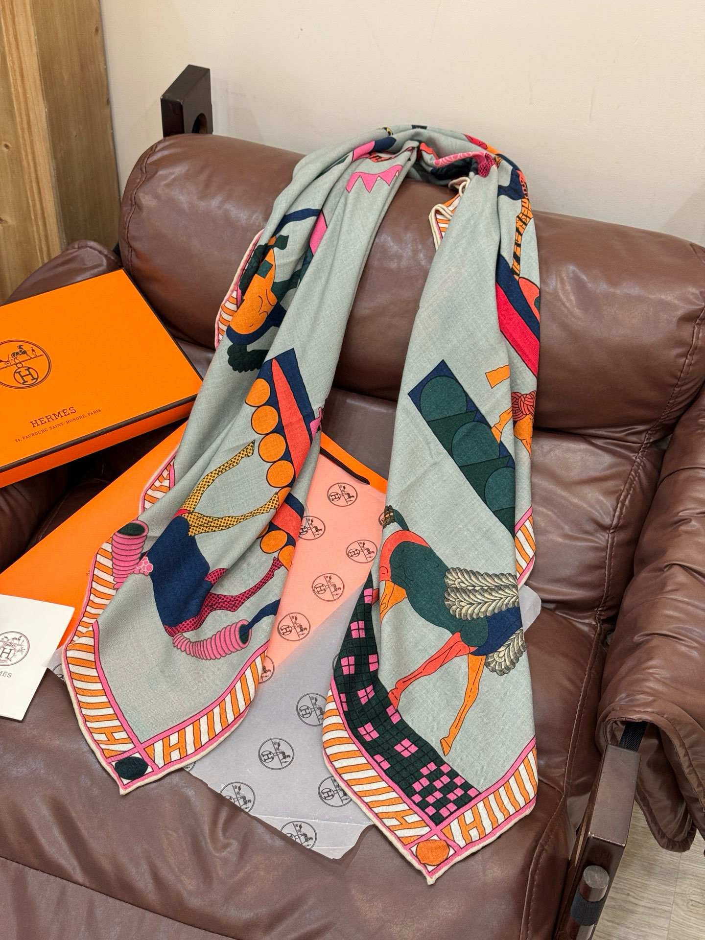 “全速前进”140双面丝毛披肩手工卷边丝毛方巾（30%桑蚕丝70%羊毛）这款经典单品展现强大而迷人的女性