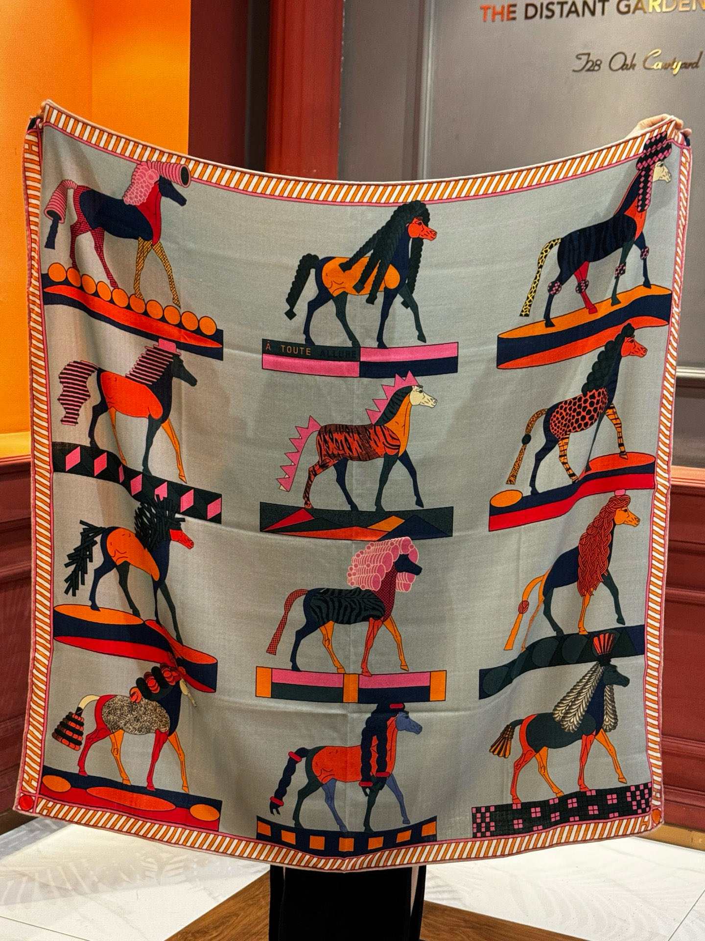 “全速前进”140双面丝毛披肩手工卷边丝毛方巾（30%桑蚕丝70%羊毛）这款经典单品展现强大而迷人的女性