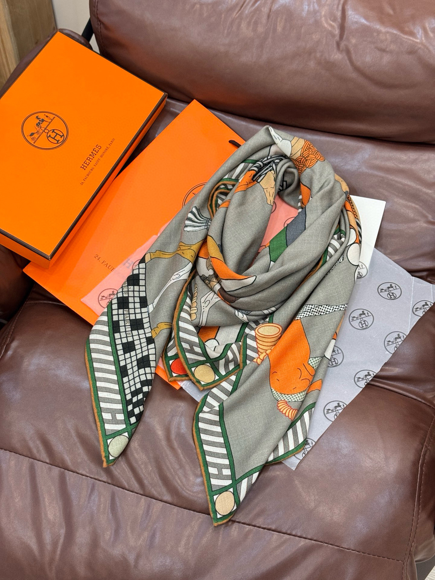 “全速前进”140双面丝毛披肩手工卷边丝毛方巾（30%桑蚕丝70%羊毛）这款经典单品展现强大而迷人的女性