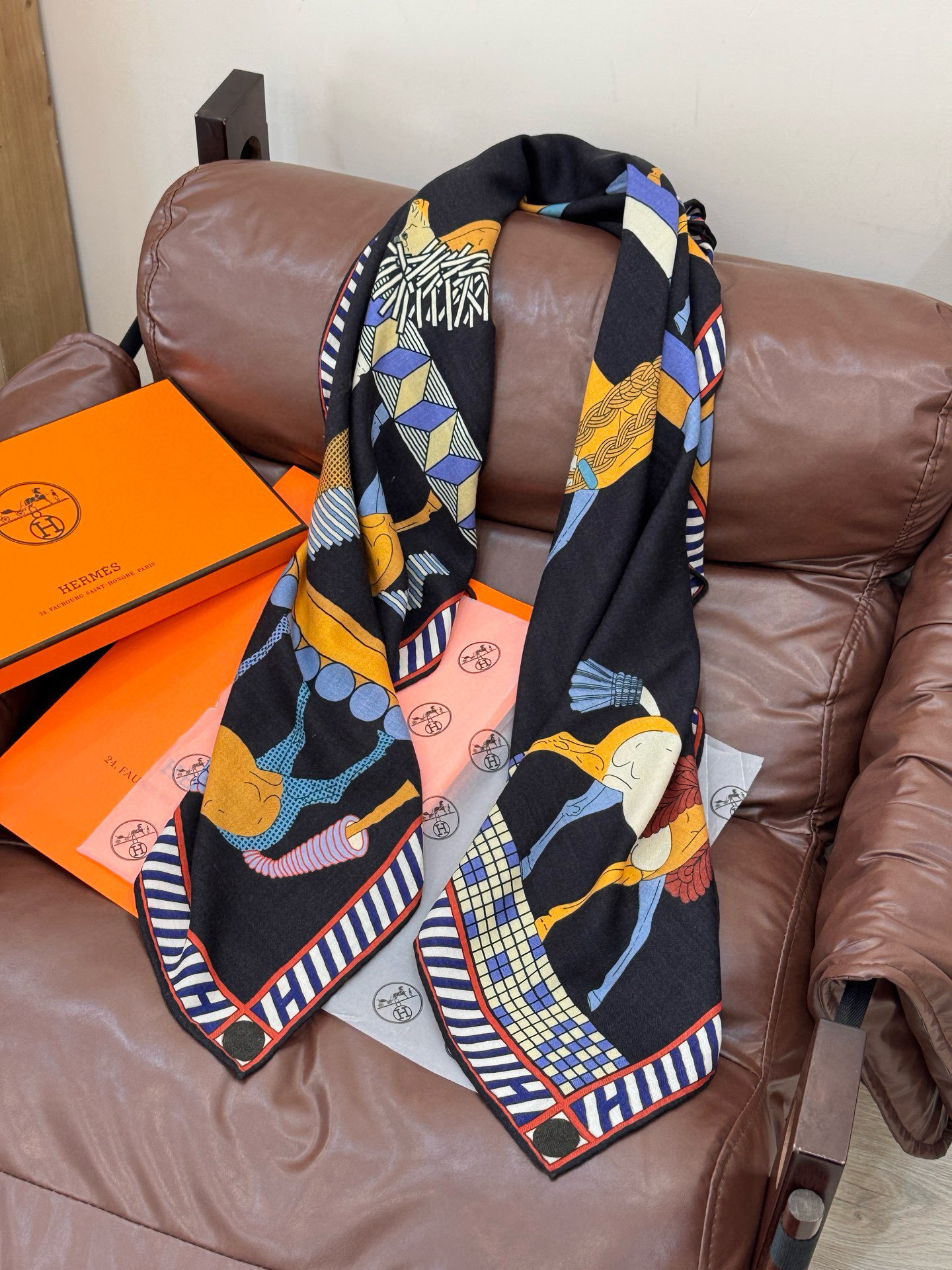 “全速前进”140双面丝毛披肩手工卷边丝毛方巾(30%桑蚕丝70%羊毛)这款经典单品展现强大而迷人的女性