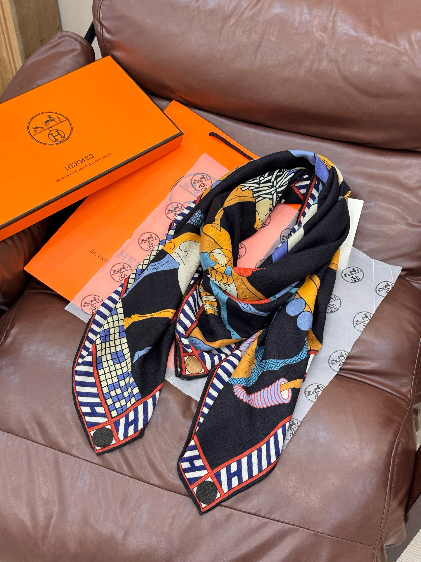 “全速前进”140双面丝毛披肩手工卷边丝毛方巾(30%桑蚕丝70%羊毛)这款经典单品展现强大而迷人的女性