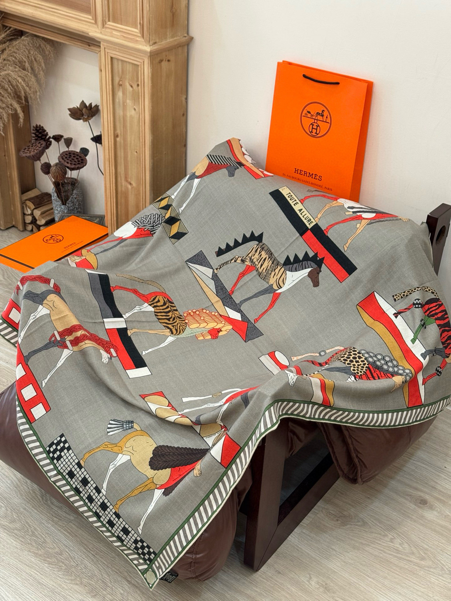 “全速前进”140双面丝毛披肩手工卷边丝毛方巾(30%桑蚕丝70%羊毛)这款经典单品展现强大而迷人的女性