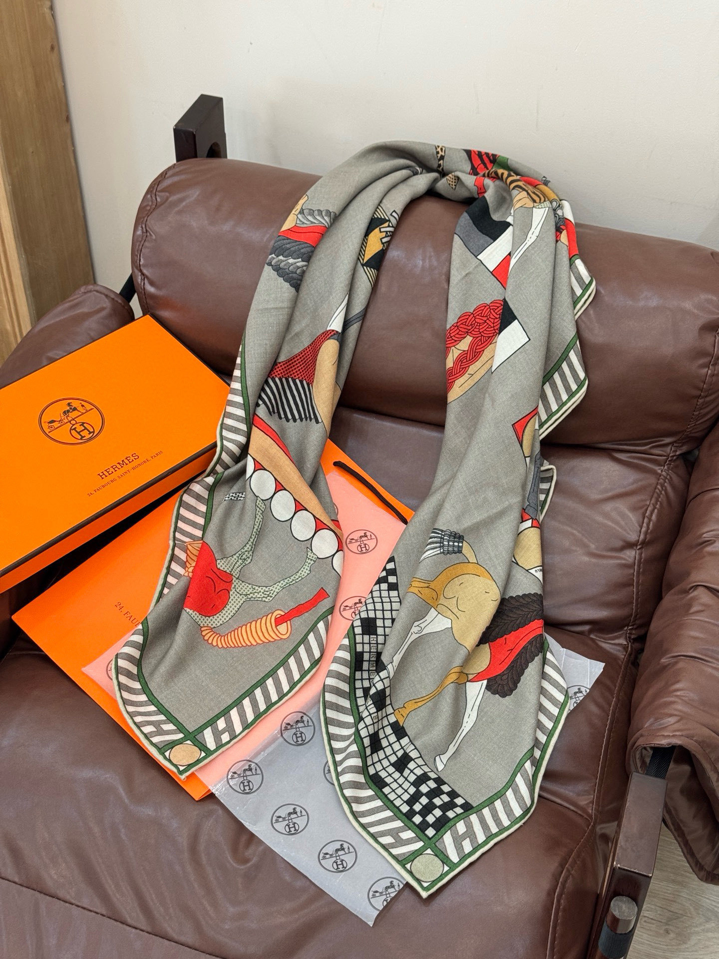 “全速前进”140双面丝毛披肩手工卷边丝毛方巾(30%桑蚕丝70%羊毛)这款经典单品展现强大而迷人的女性