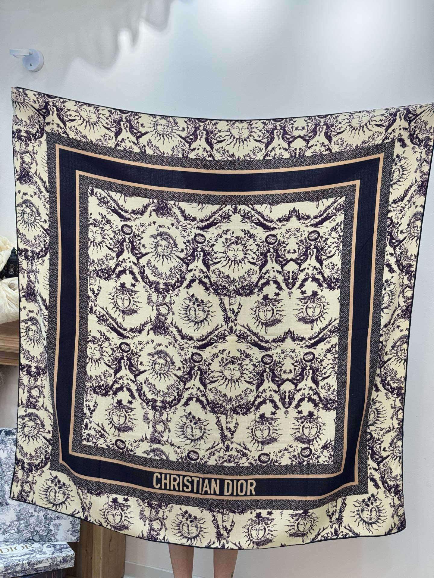 Dior 140丝绒双面同色印花披肩这款 Dior 丝绒披肩以彼得罗•鲁福(Pietro Ruffo)设