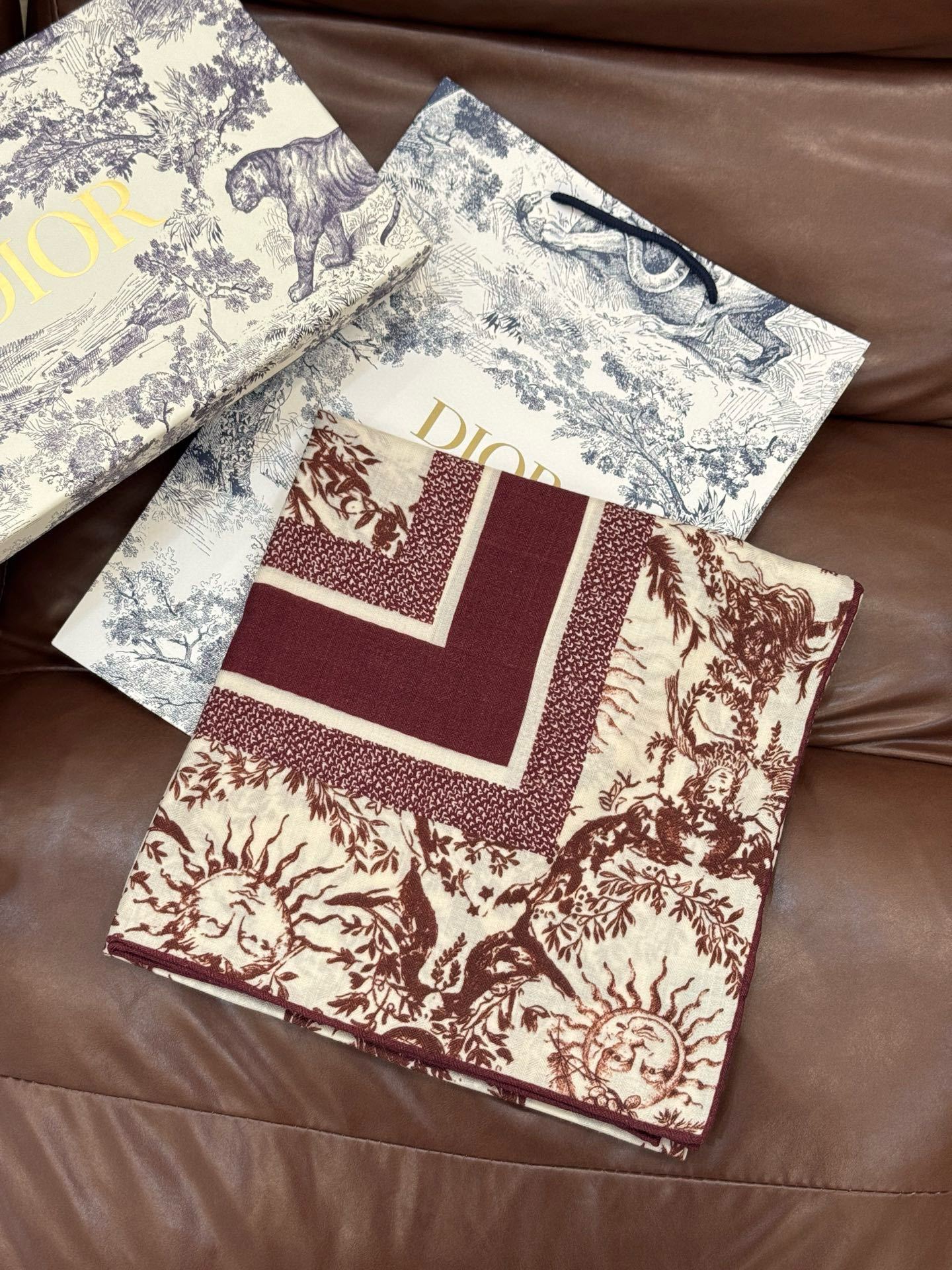 Dior 140丝绒双面同色印花披肩这款 Dior 丝绒披肩以彼得罗•鲁福（Pietro Ruffo）设