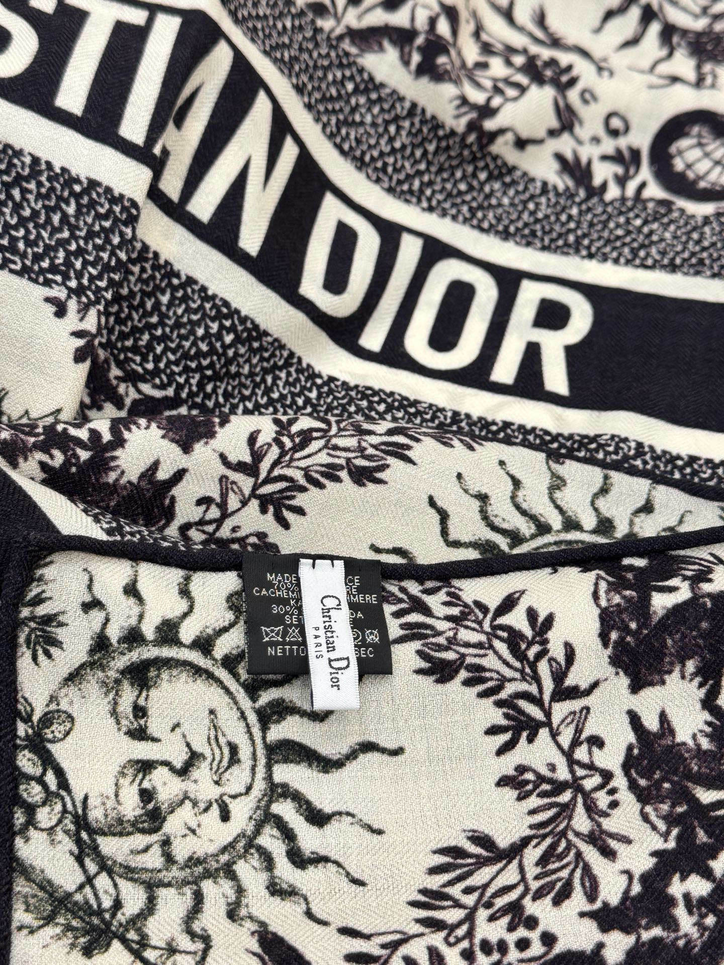 Dior 140丝绒双面同色印花披肩这款 Dior 丝绒披肩以彼得罗•鲁福(Pietro Ruffo)设