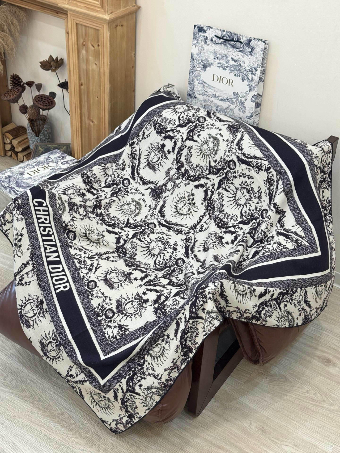 Dior 140丝绒双面同色印花披肩这款 Dior 丝绒披肩以彼得罗•鲁福(Pietro Ruffo)设