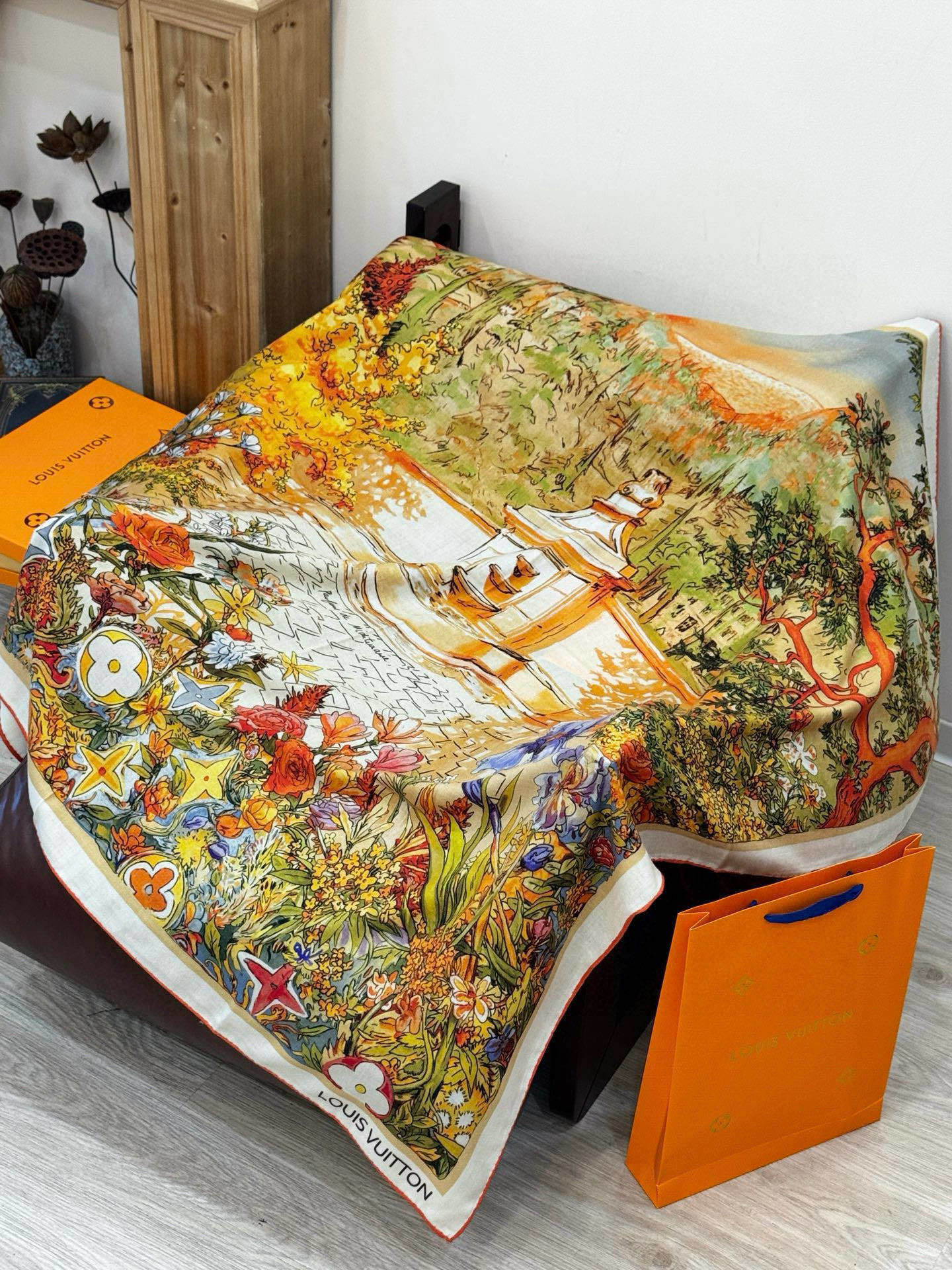 140双面丝毛披肩… LV手工卷边丝绒方巾(30%桑蚕丝70%羊绒)这款经典单品展现强大而迷人的女性魅力