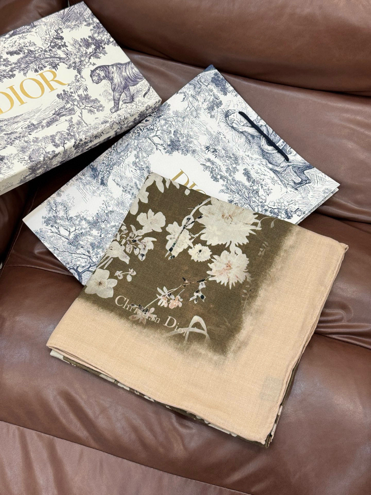 Dior 140丝绒双面同色印花披肩Millefiori 图案这款披肩饰以多色 Millefiori 图