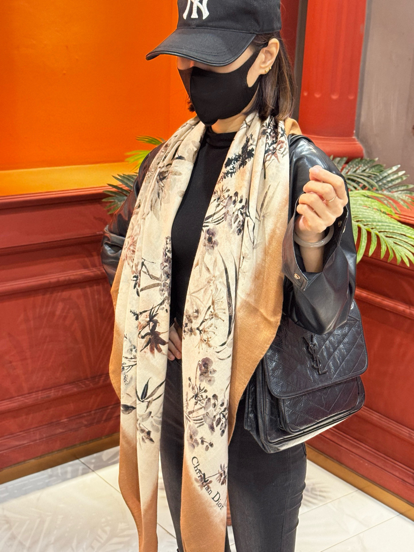 Dior 140丝绒双面同色印花披肩Millefiori 图案这款披肩饰以多色 Millefiori 图