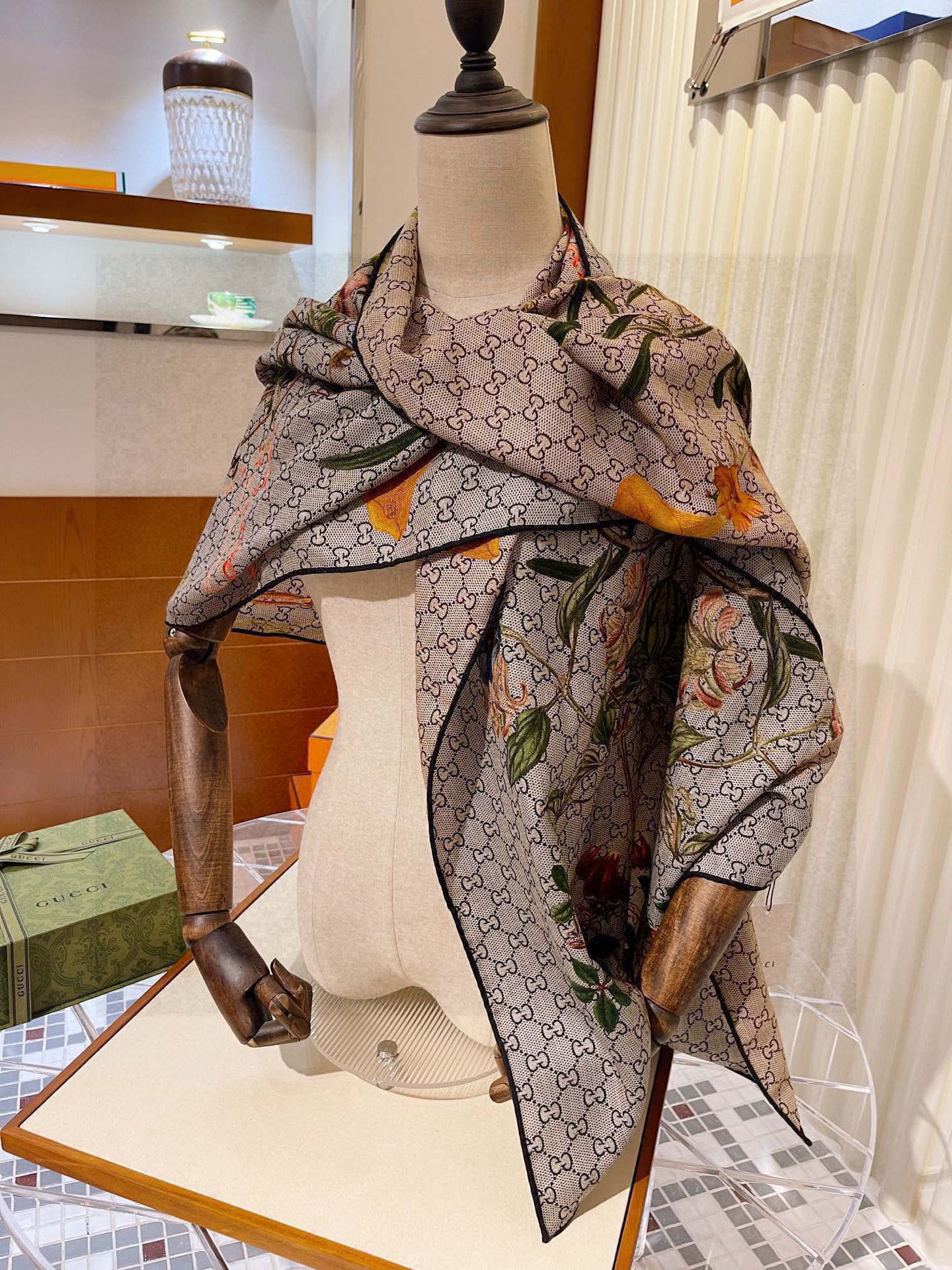 【▪️Gucci双面双色花卉羊绒围巾~超级抬气色！高级女人味！】羊绒围巾也能这么美！！！Gucci这款双