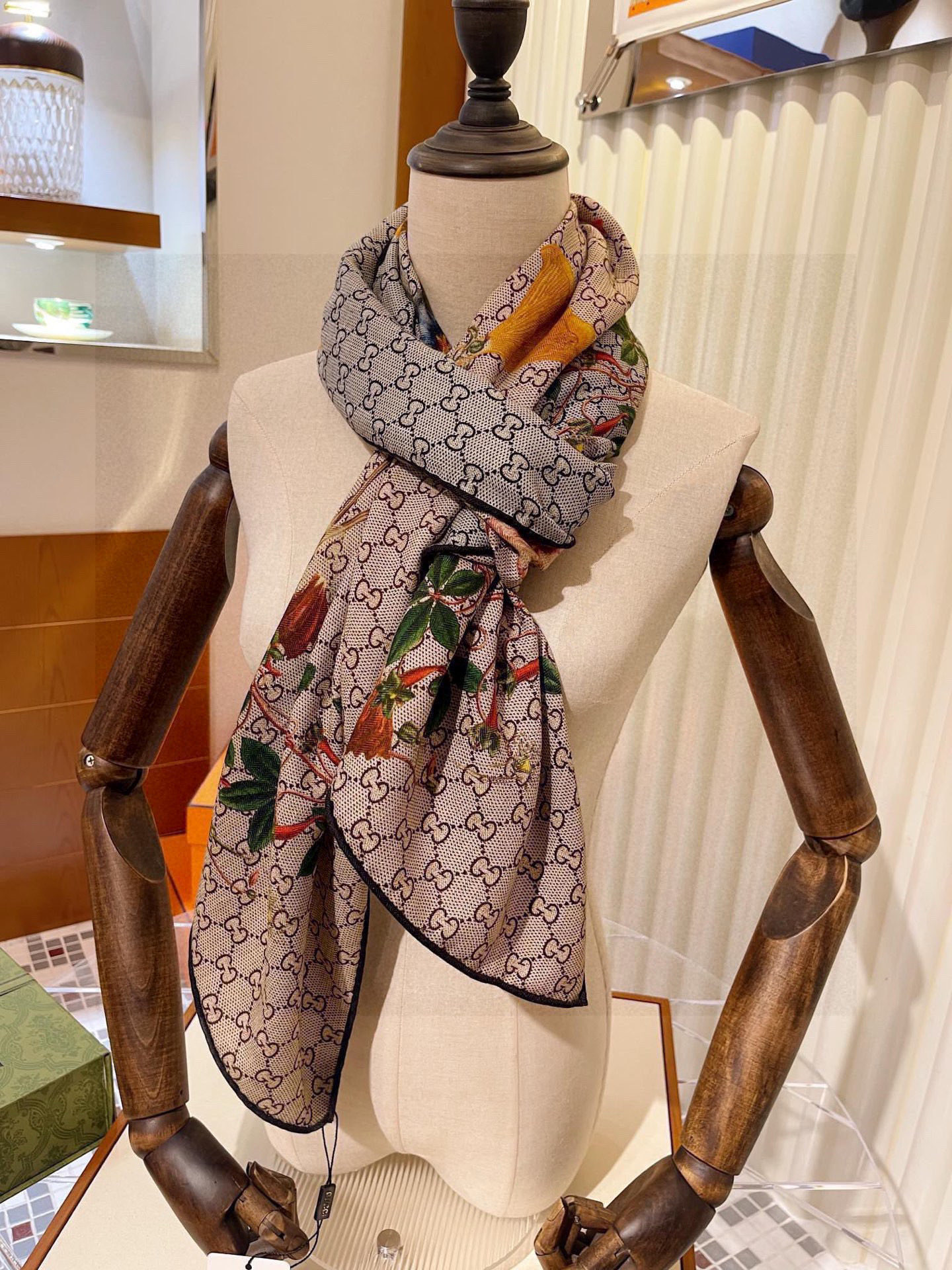 【▪️Gucci双面双色花卉羊绒围巾~超级抬气色！高级女人味！】羊绒围巾也能这么美！！！Gucci这款双