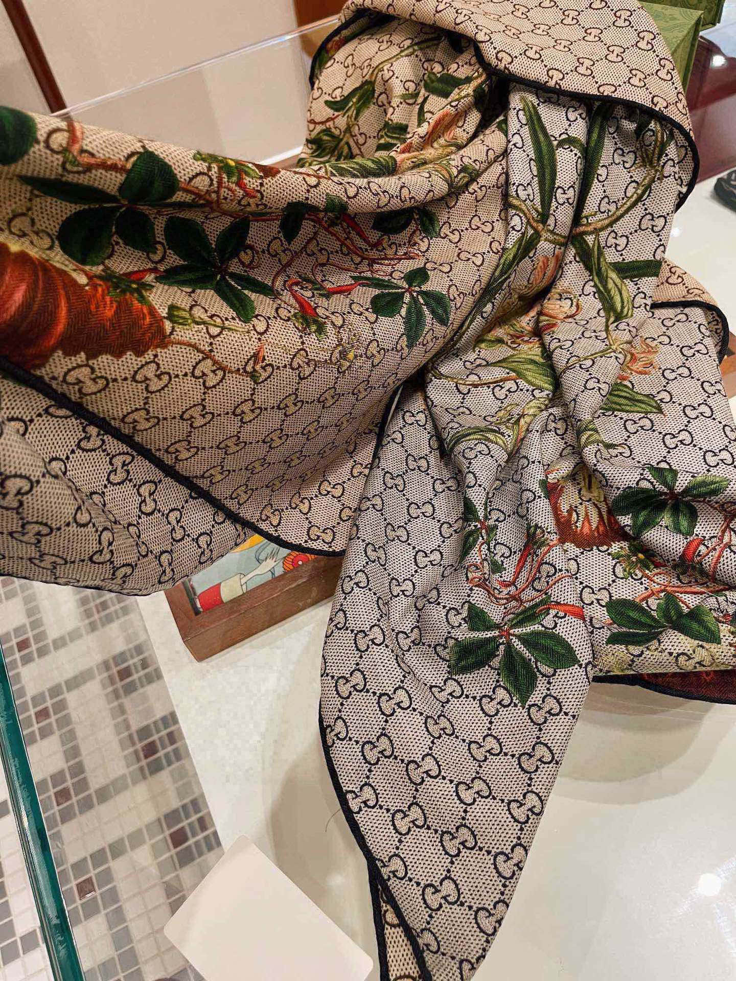 【▪️Gucci双面双色花卉羊绒围巾~超级抬气色！高级女人味！】羊绒围巾也能这么美！！！Gucci这款双