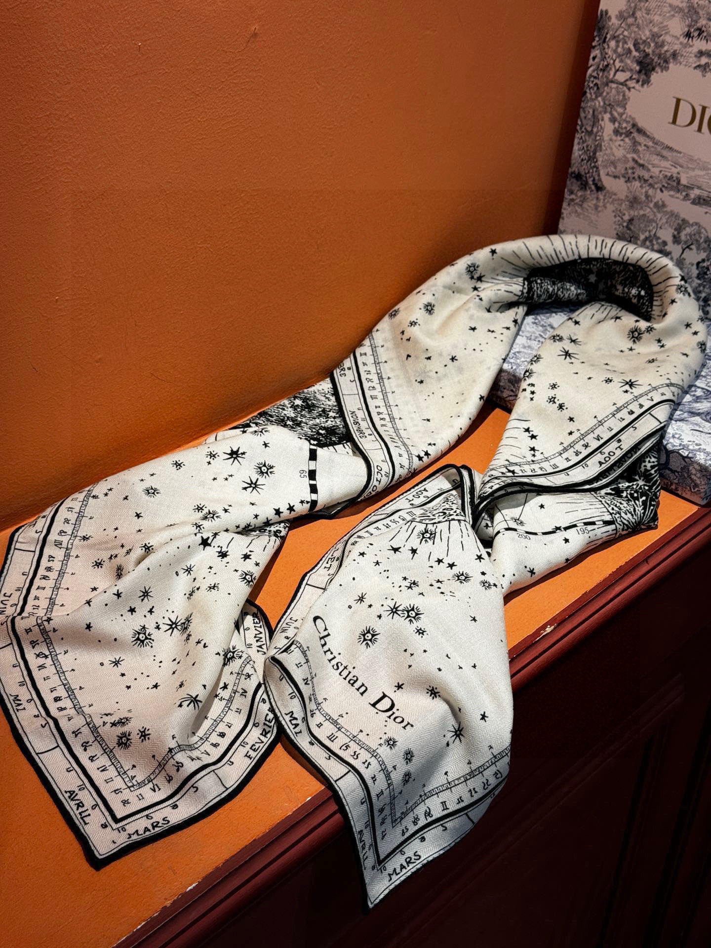 上新💞D家丝巾{140cm真丝羊绒}桑蚕丝+羊绒现由彼得罗•鲁福 (Pietro RUffo) 设计的D