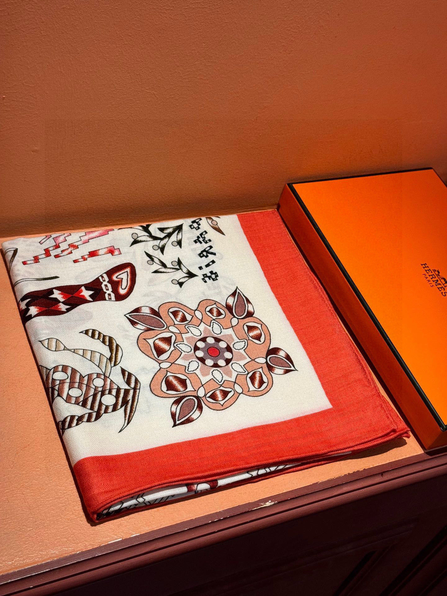 爱马仕~秋冬搭配利器❗️顶级双面同色 版真丝羊绒披肩!!1条等于2条】点睛精彩,图案和配色都超级喜欢,又