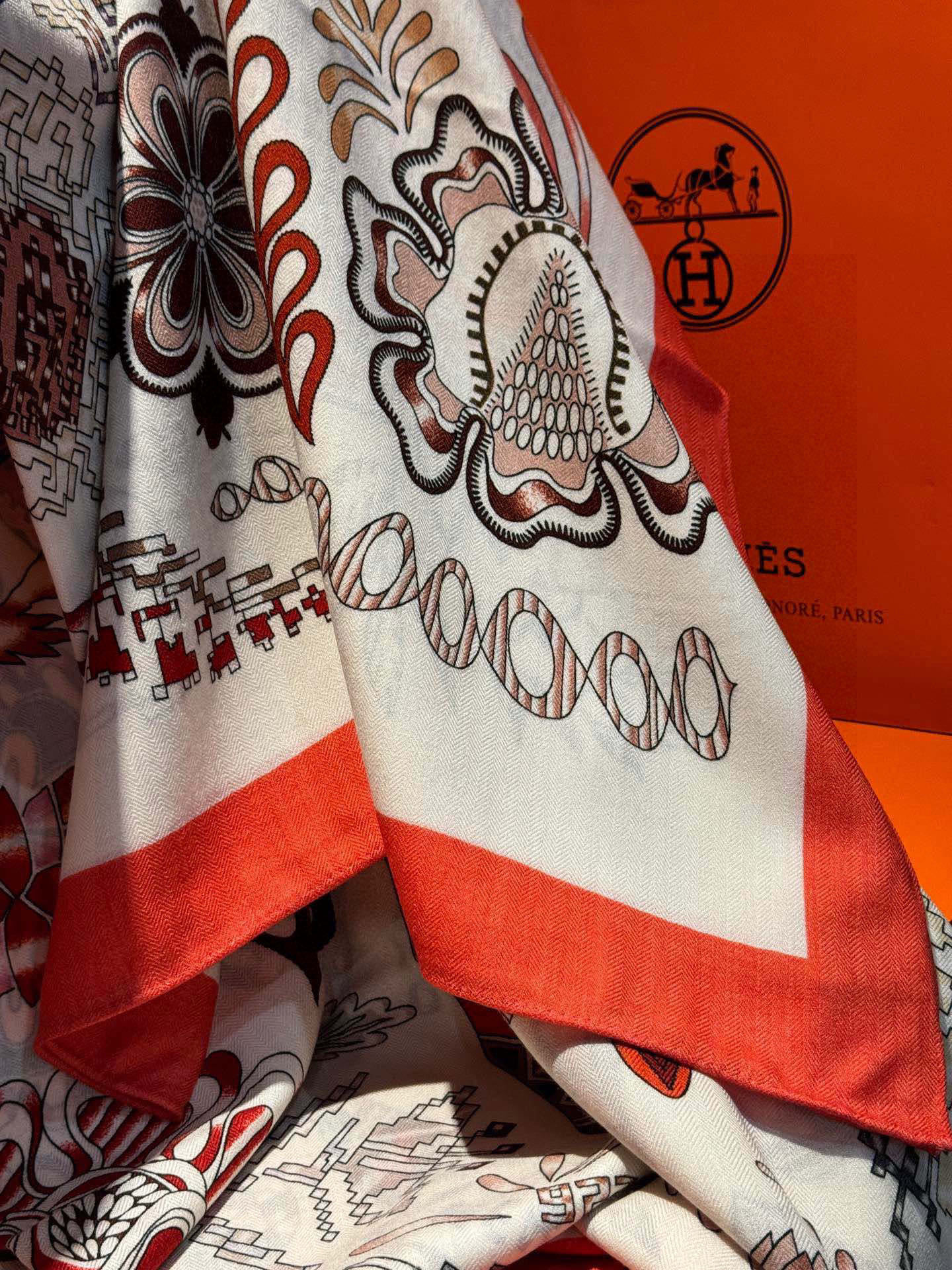 爱马仕~秋冬搭配利器❗️顶级双面同色 版真丝羊绒披肩!!1条等于2条】点睛精彩,图案和配色都超级喜欢,又