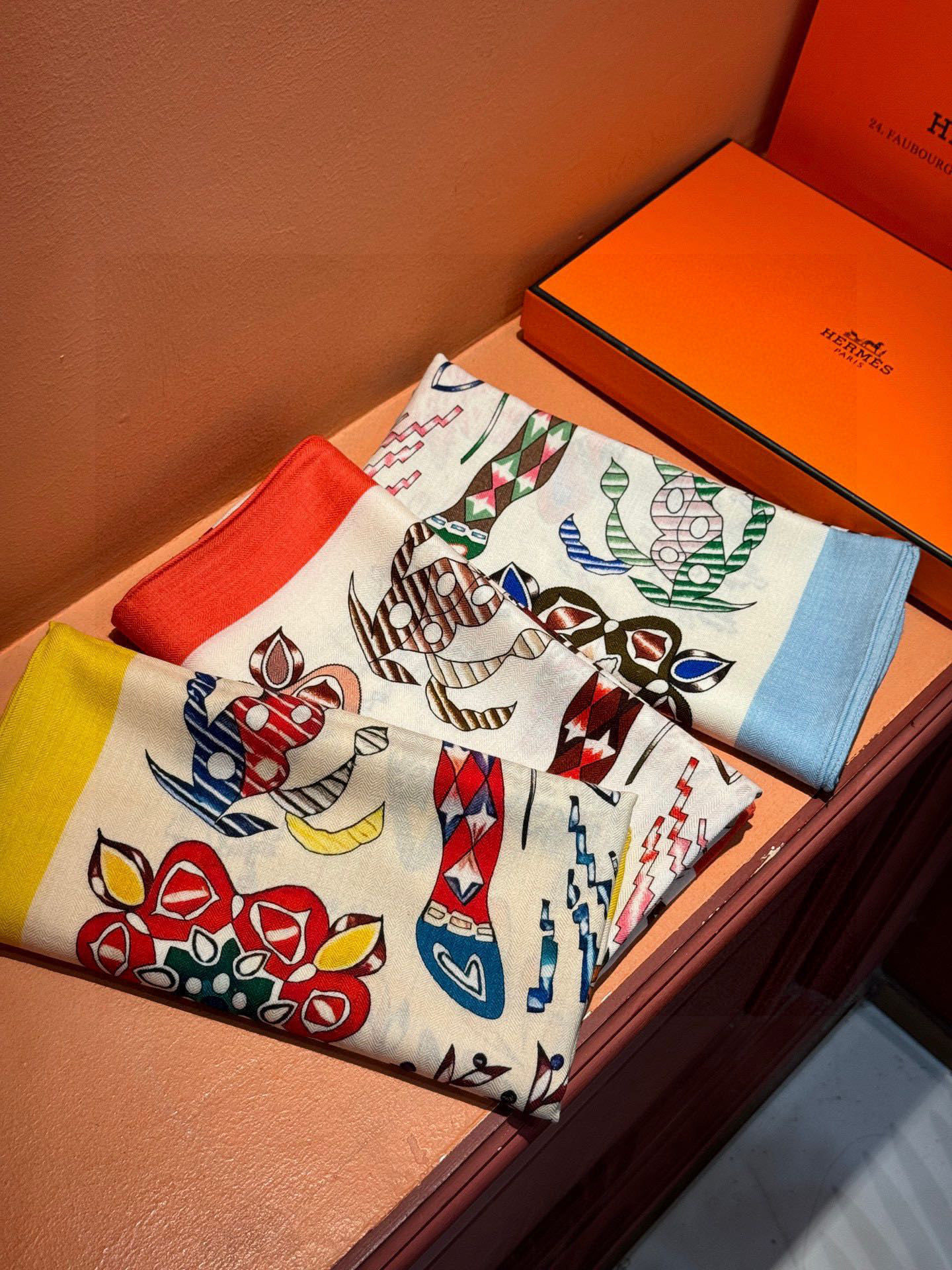 爱马仕~秋冬搭配利器❗️顶级双面同色 版真丝羊绒披肩!!1条等于2条】点睛精彩,图案和配色都超级喜欢,又