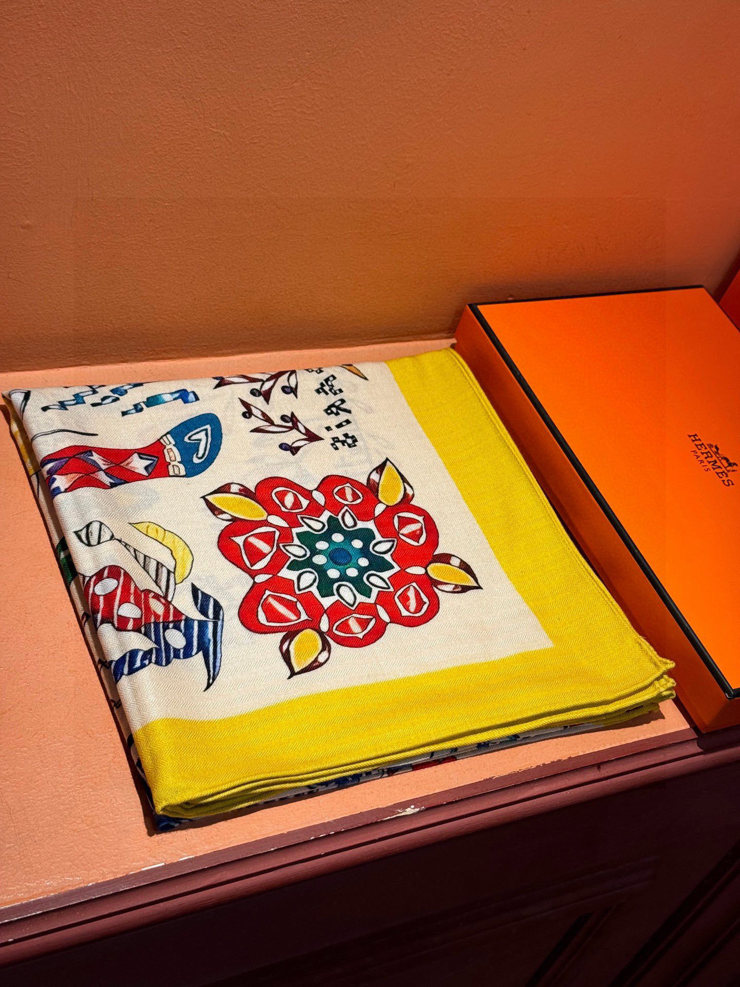 爱马仕~秋冬搭配利器❗️顶级双面同色 版真丝羊绒披肩!!1条等于2条】点睛精彩,图案和配色都超级喜欢,又