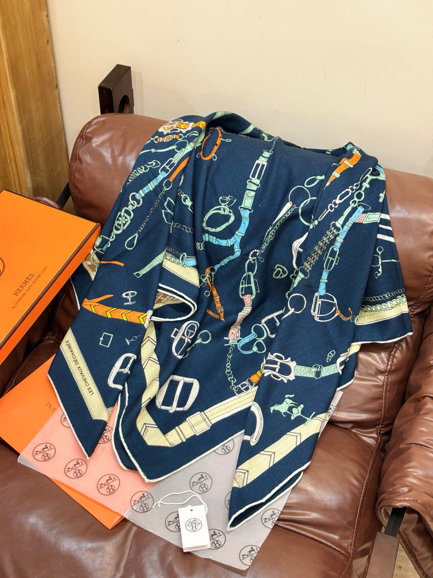 羊绒新款🆕👏👏买了都说好看‼️推荐💕爱马仕双面同色羊绒方巾【跃动的马儿双面同色140】,顶级工艺超值‼️