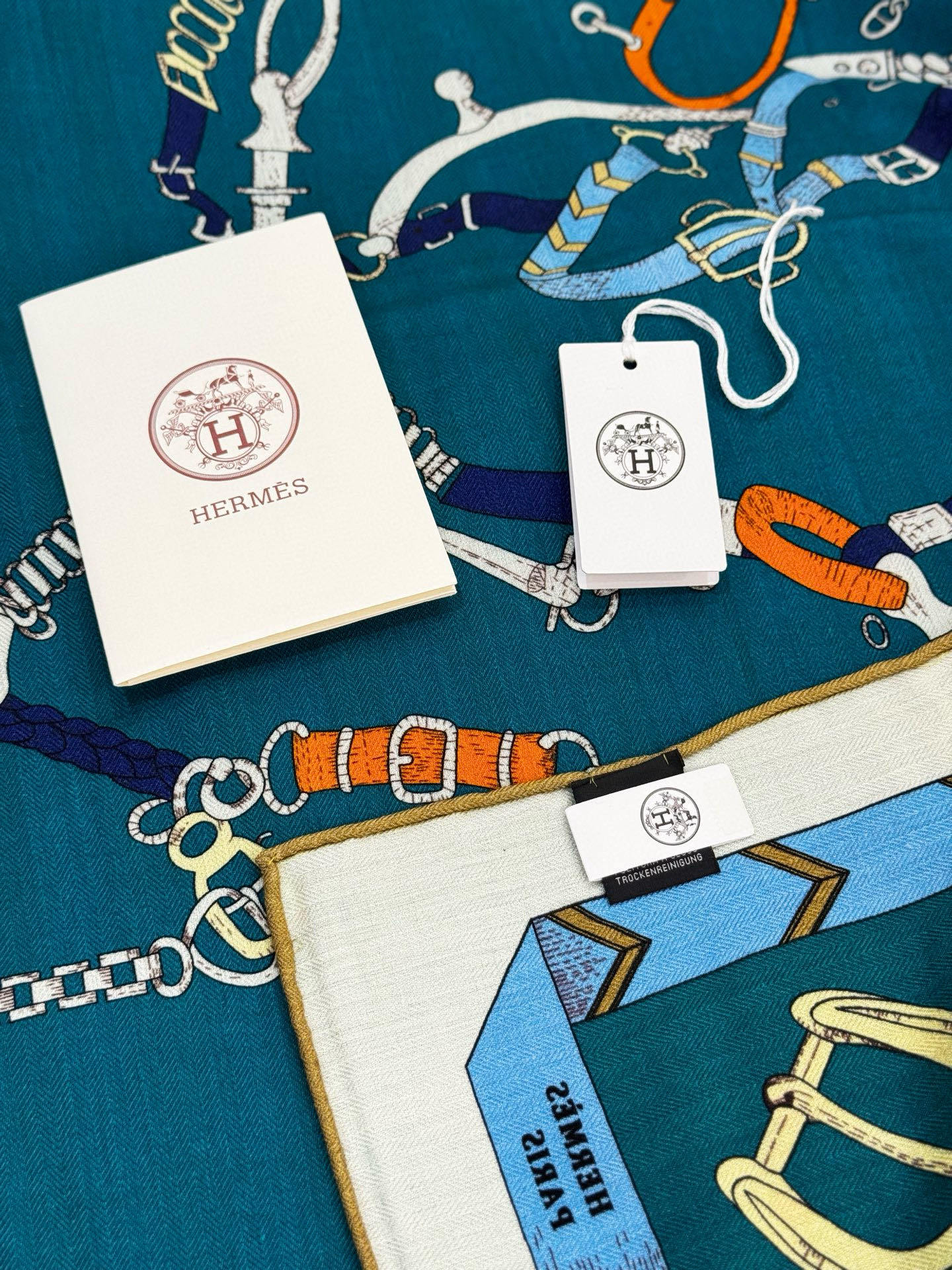 羊绒新款🆕👏👏买了都说好看‼️推荐💕爱马仕双面同色羊绒方巾【跃动的马儿双面同色140】,顶级工艺超值‼️