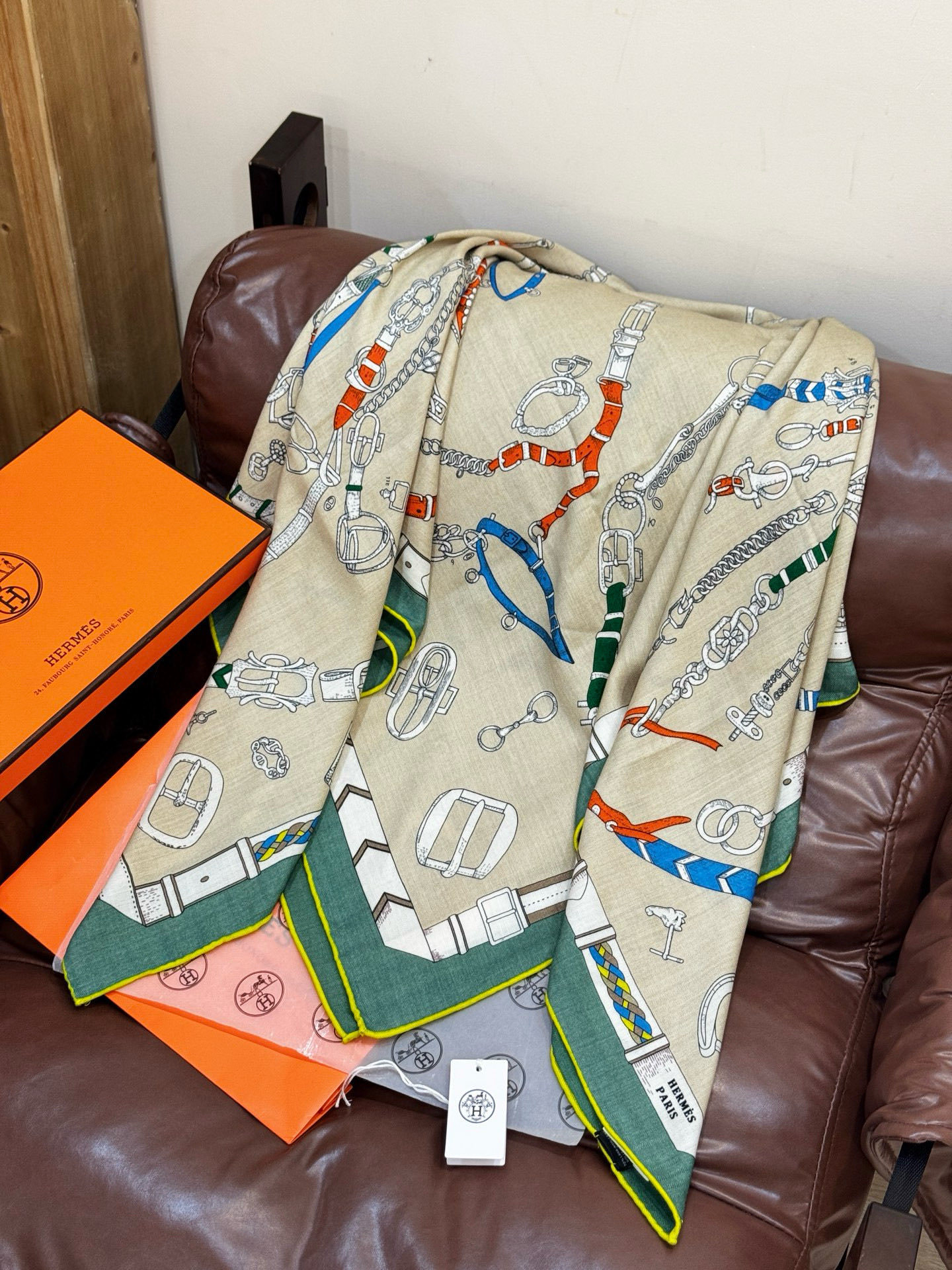 羊绒新款🆕👏👏买了都说好看‼️推荐💕爱马仕双面同色羊绒方巾【跃动的马儿双面同色140】,顶级工艺超值‼️