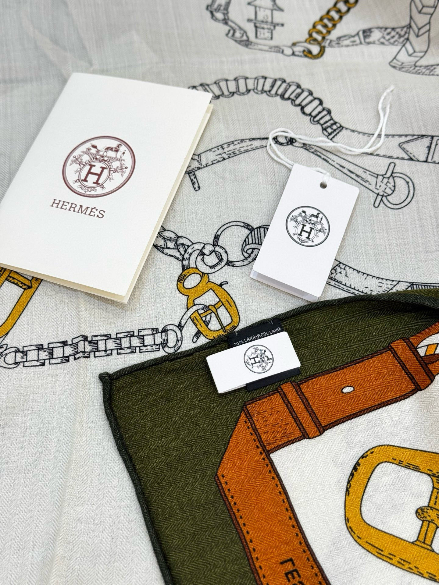 羊绒新款🆕👏👏买了都说好看‼️推荐💕爱马仕双面同色羊绒方巾【跃动的马儿双面同色140】,顶级工艺超值‼️