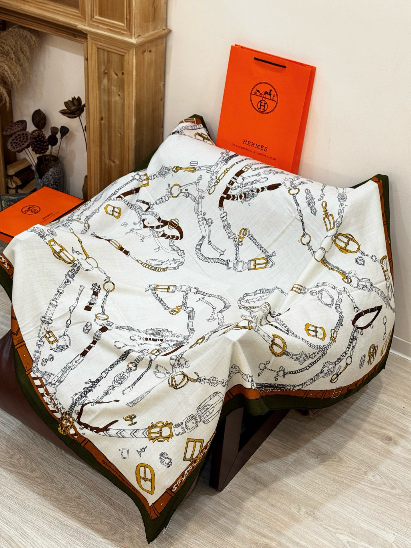 羊绒新款🆕👏👏买了都说好看‼️推荐💕爱马仕双面同色羊绒方巾【跃动的马儿双面同色140】,顶级工艺超值‼️