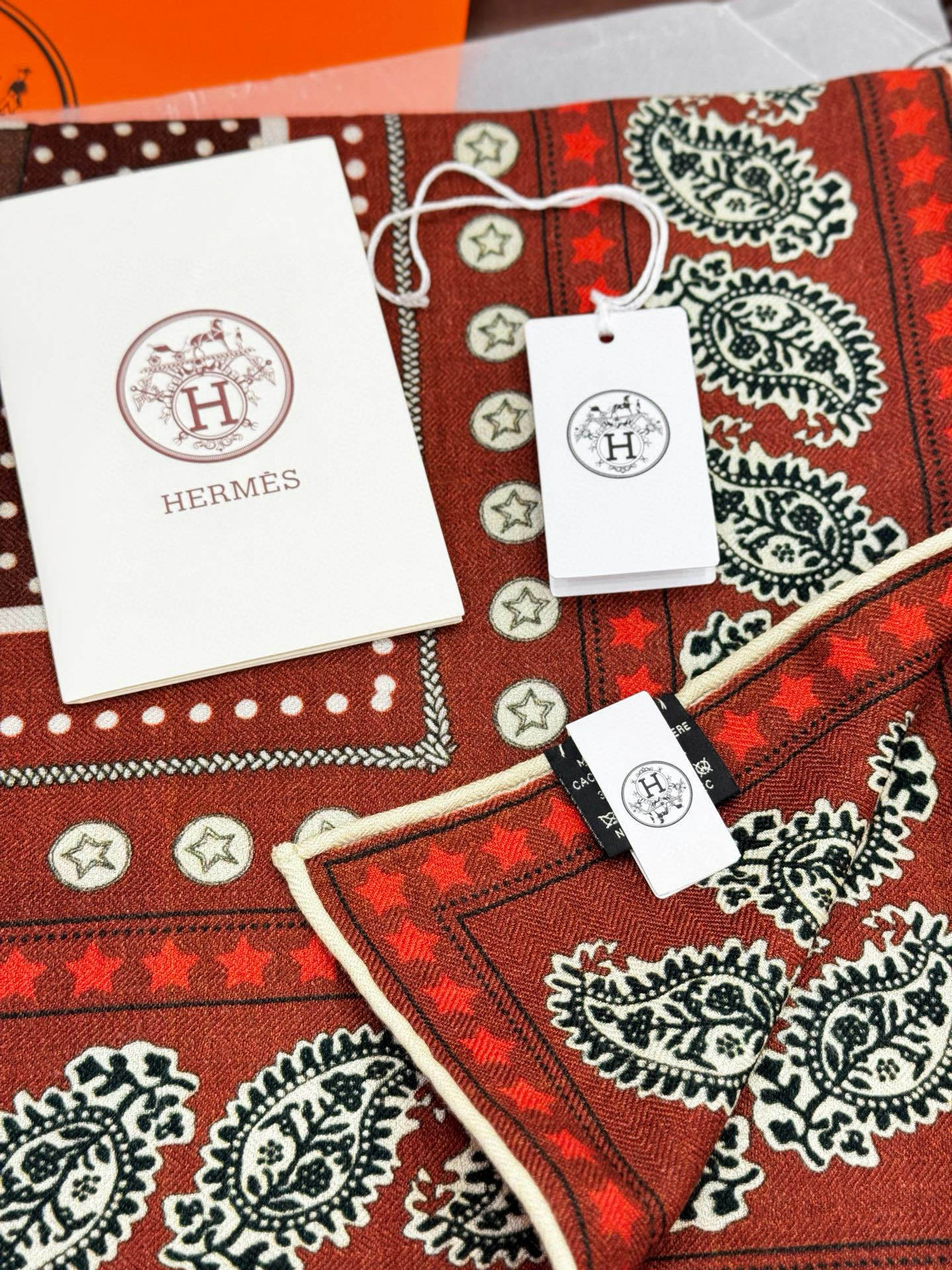 💟羊绒新款🆕👏👏买了都说好看‼️推荐💕爱马仕双面同色羊绒方巾,顶级工艺超值‼️爱马仕专柜爆款🎁💟立体呈现