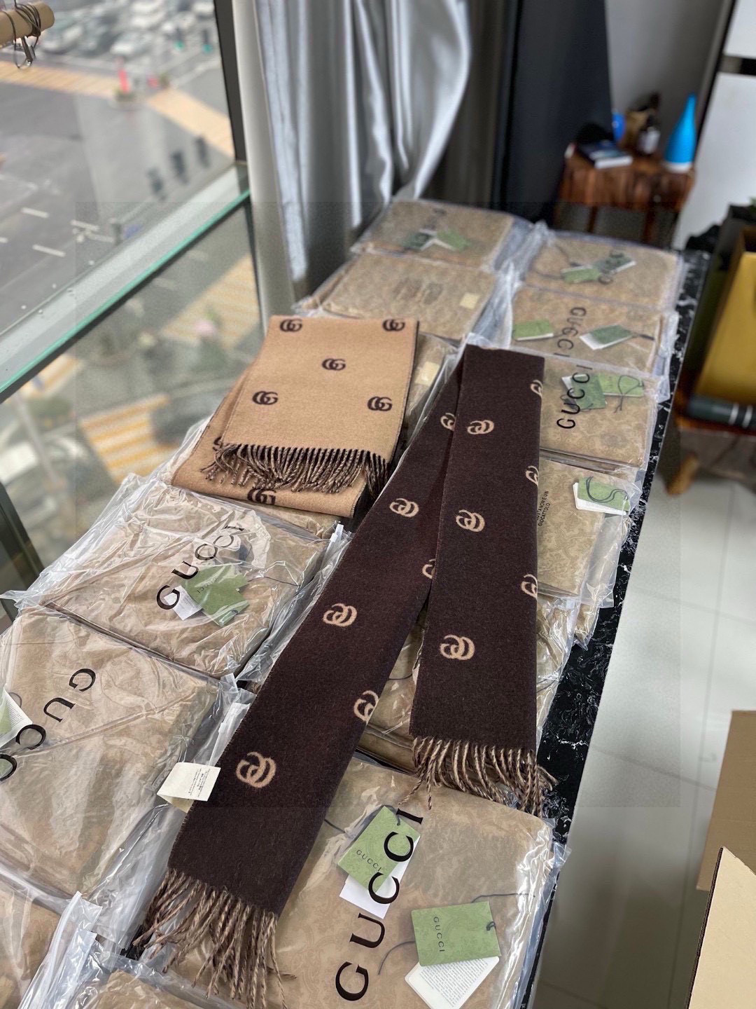 没见过吧，很少有人在柜里见过这条围巾😳当时发售的时候内地给的就特别少，原版是客户在日本中古店买到的❗所以