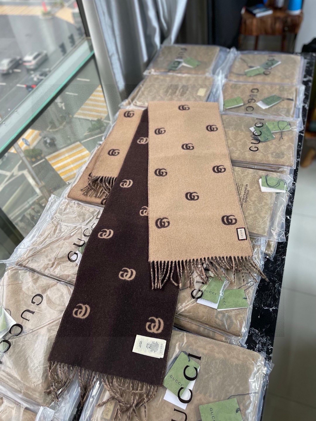 没见过吧，很少有人在柜里见过这条围巾😳当时发售的时候内地给的就特别少，原版是客户在日本中古店买到的❗所以