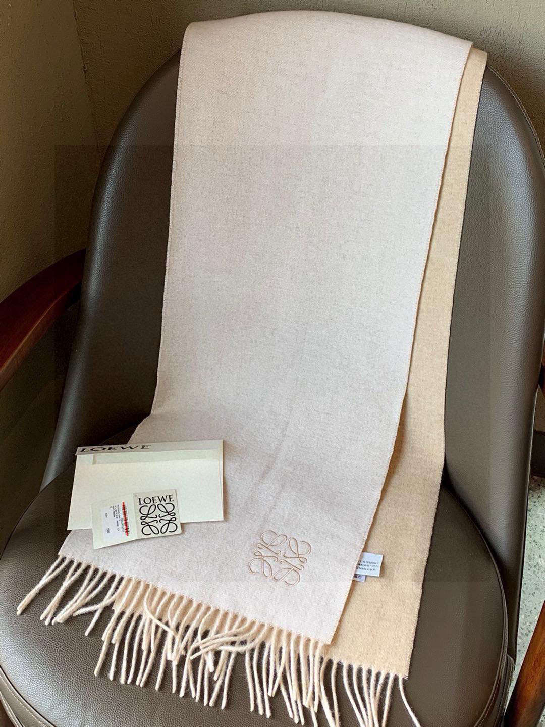 没见过吧，很少有人在柜里见过这条围巾😳当时发售的时候内地给的就特别少，原版是客户在日本中古店买到的❗所以