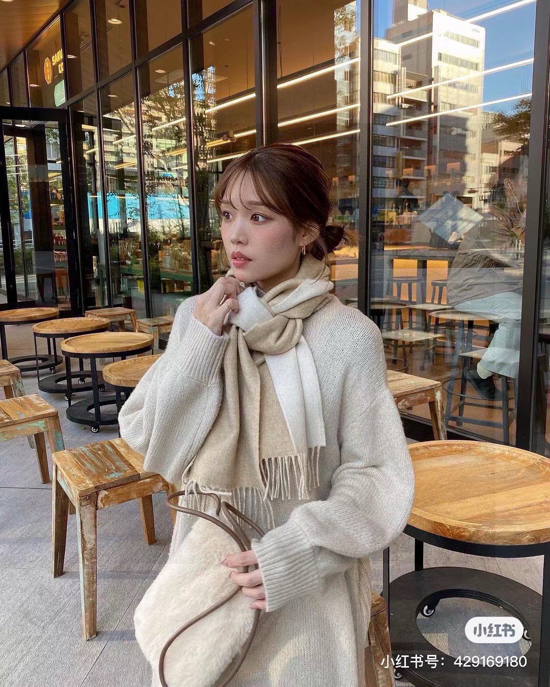 没见过吧，很少有人在柜里见过这条围巾😳当时发售的时候内地给的就特别少，原版是客户在日本中古店买到的❗所以